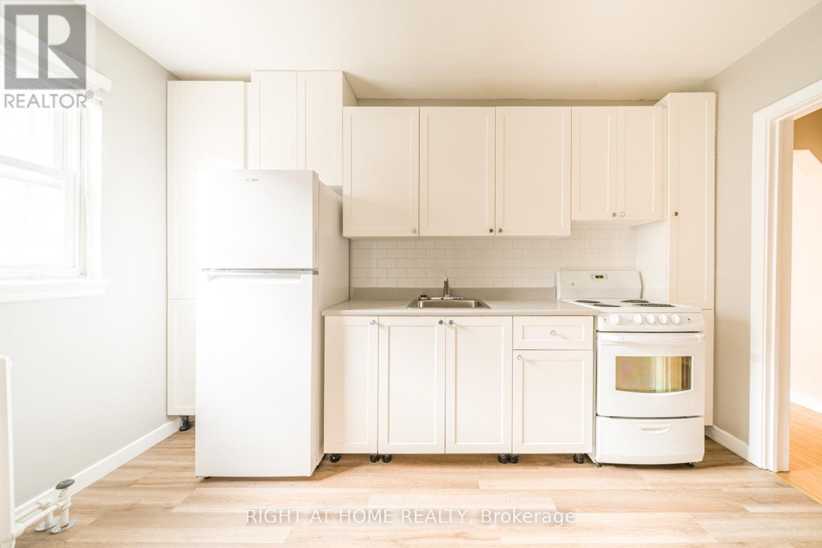 4 - 340 Lakeshore Road W, Mississauga, Ontario  L5H 1H1 - Photo 6 - W12907720