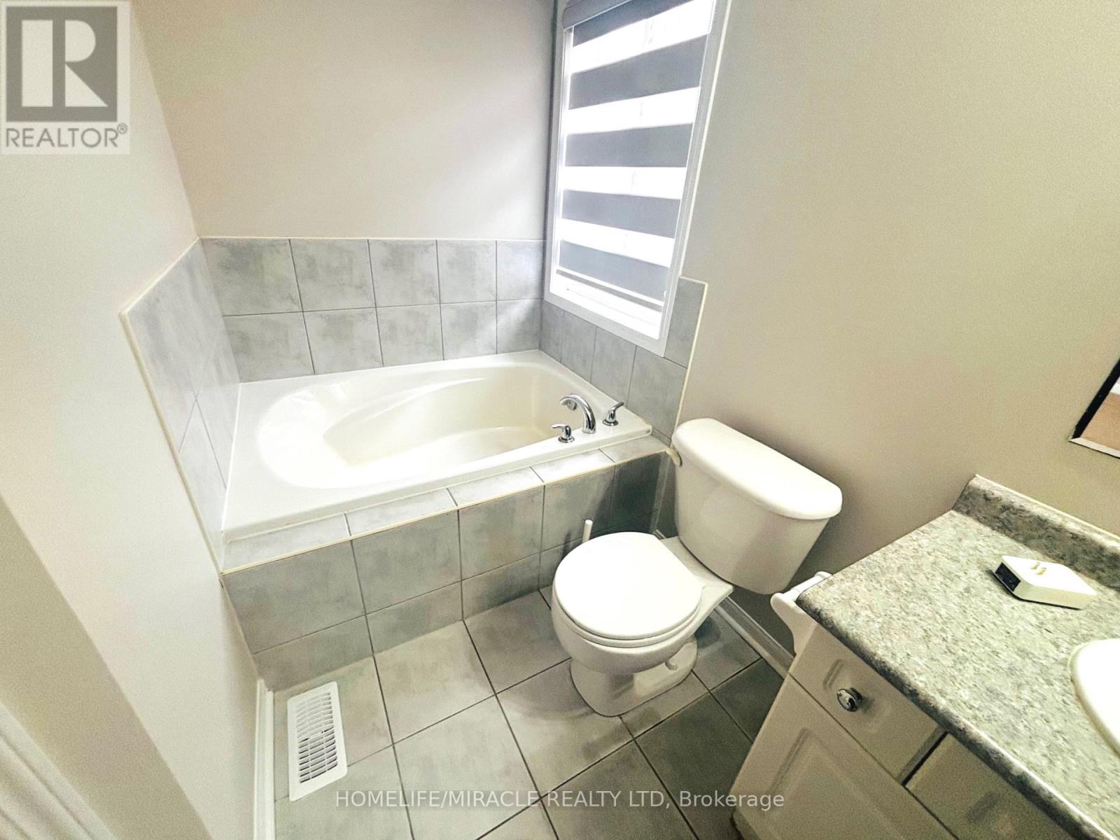 72 Coachlight Crescent, Brampton, Ontario  L6P 2Y8 - Photo 11 - W12725462