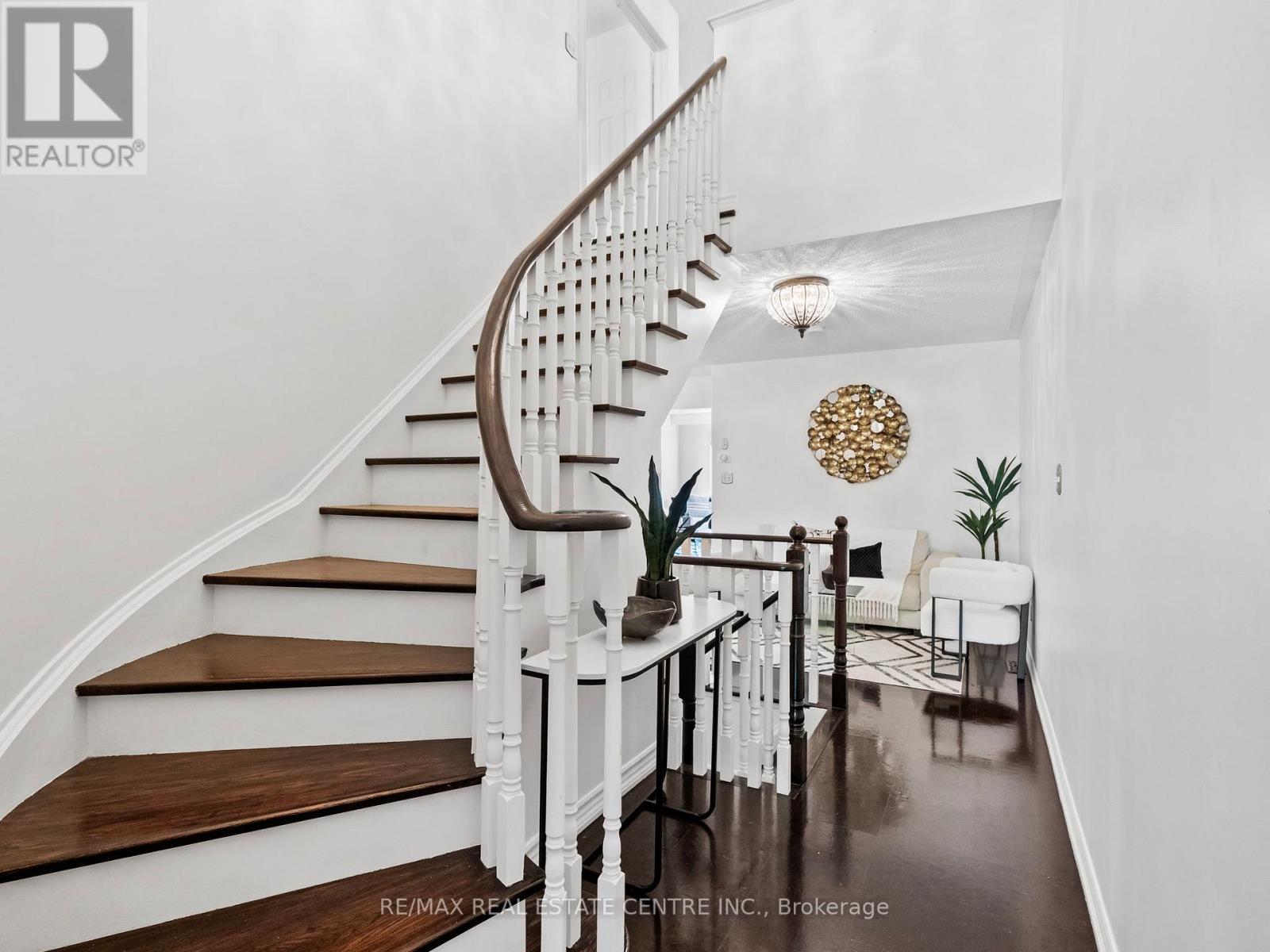 27 Martell Gate, Aurora, Ontario  L4G 0B9 - Photo 5 - N12907770