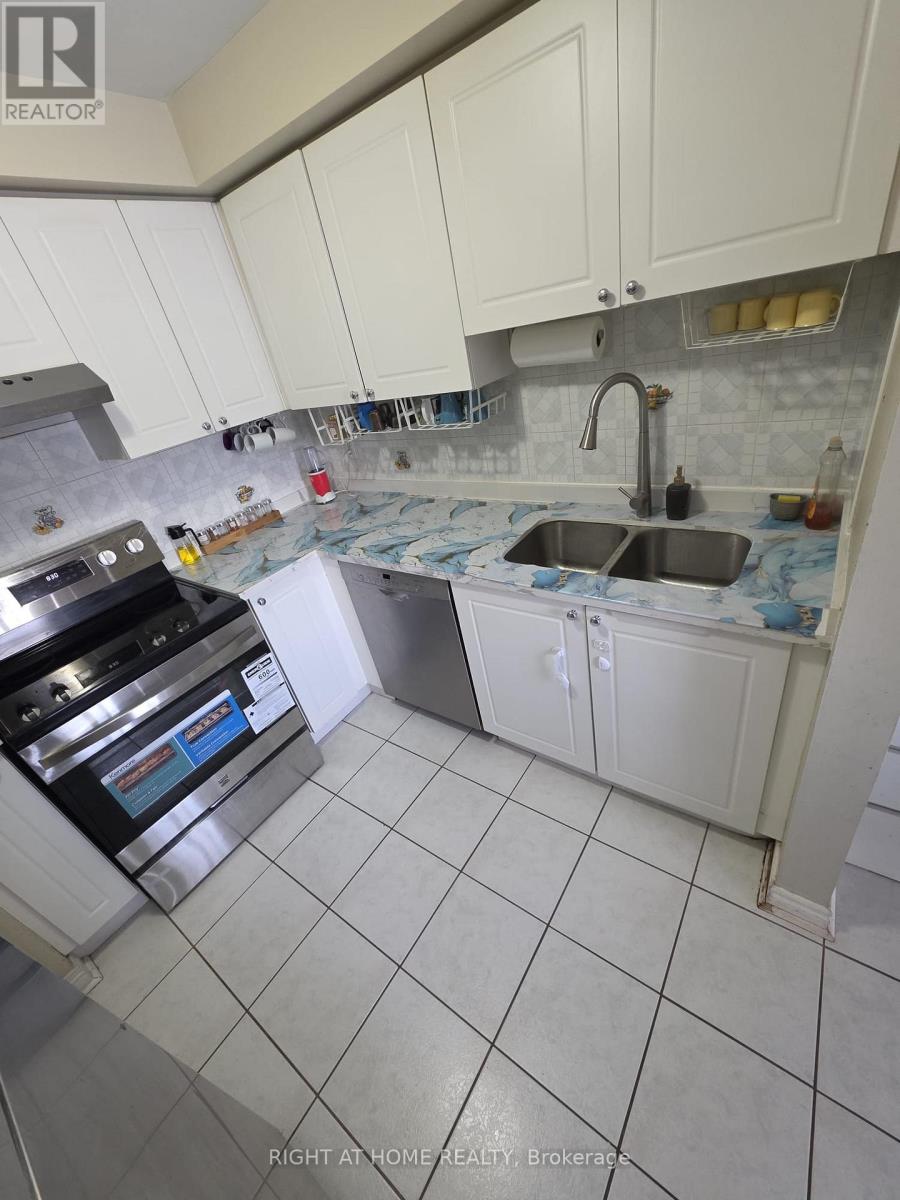 12 Whitewater Street, Whitby, Ontario  L1R 2S9 - Photo 5 - E12907830