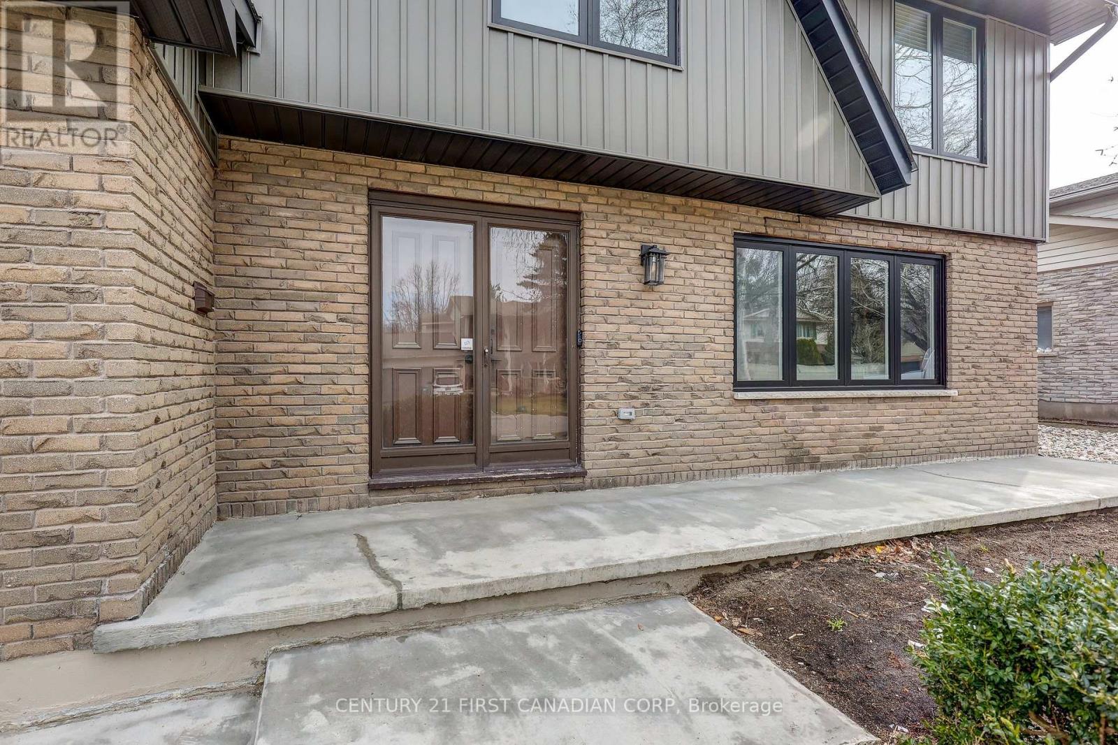 123 Hillsmount Crescent, London South, Ontario  N6K 1V6 - Photo 4 - X12907856