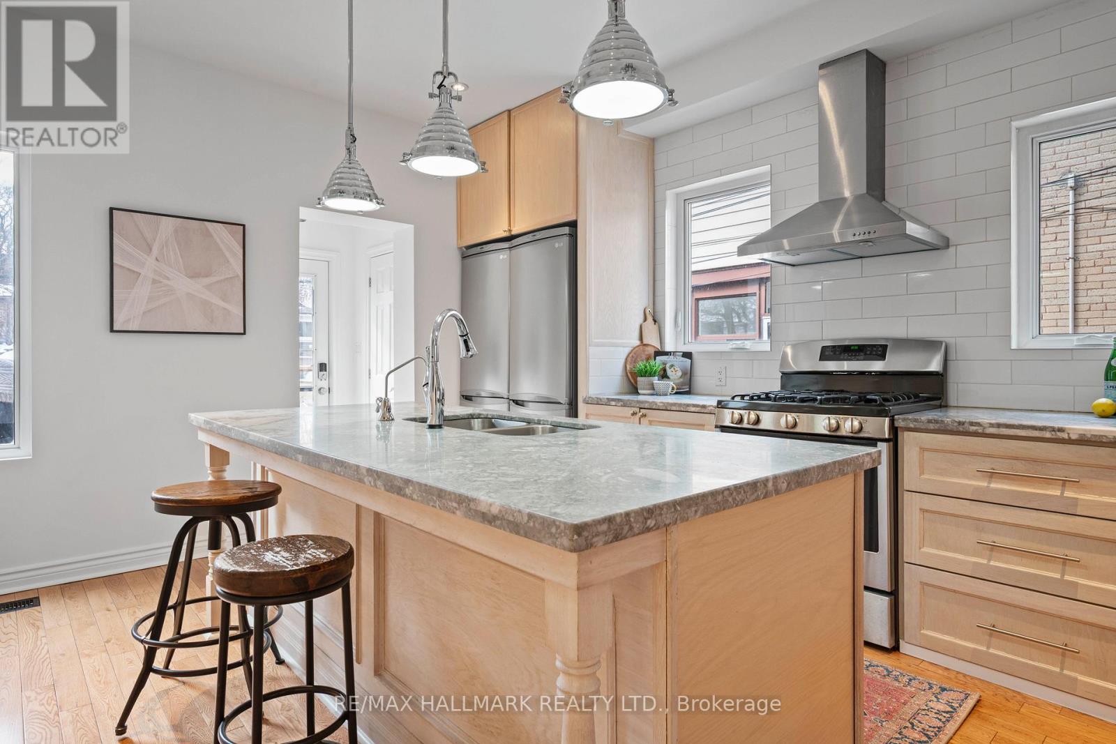 17 Mountnoel Avenue, Toronto, Ontario  M4J 1H7 - Photo 10 - E12907838