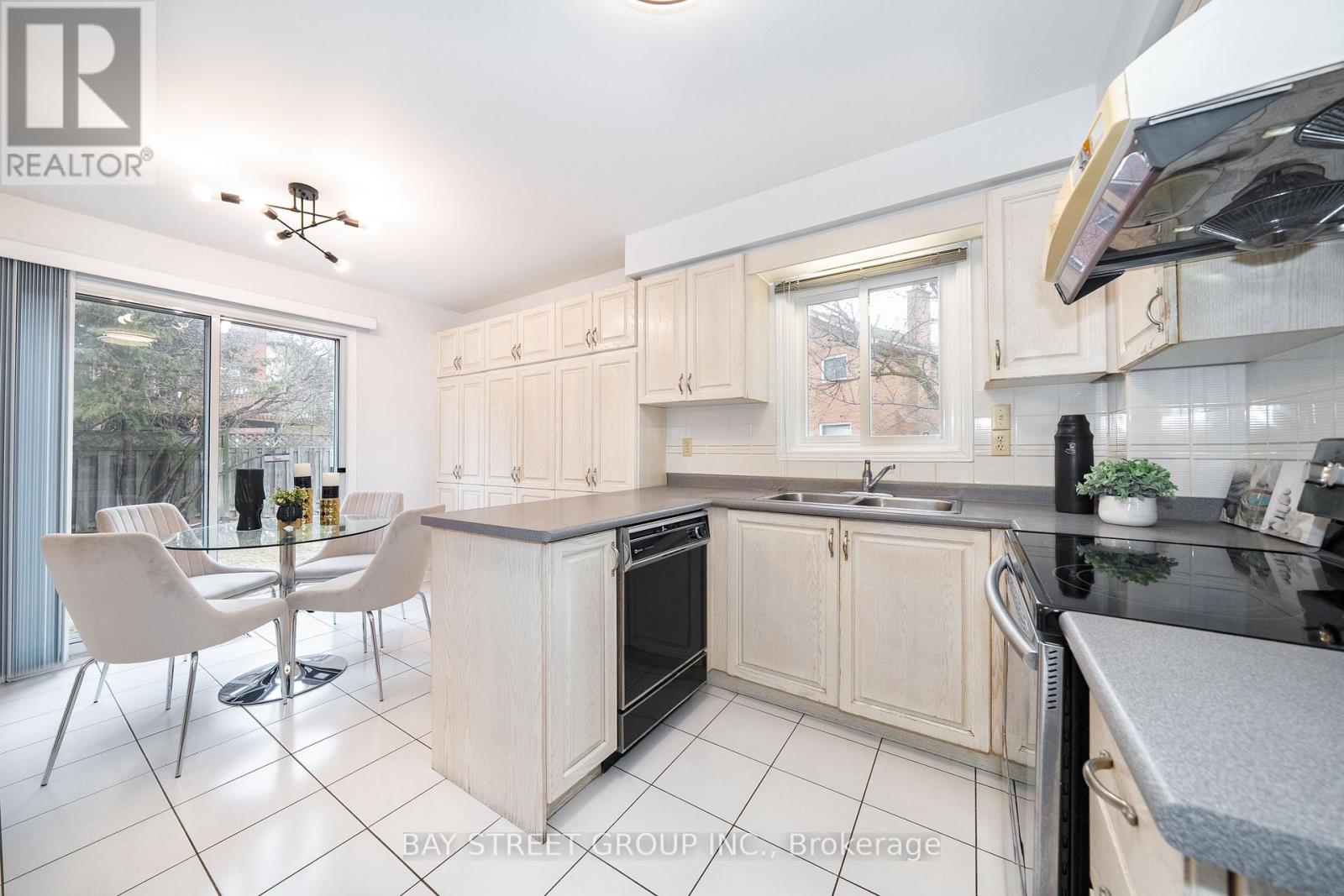 80 Summitcrest Drive, Richmond Hill, Ontario  L4S 1A8 - Photo 18 - N12907842