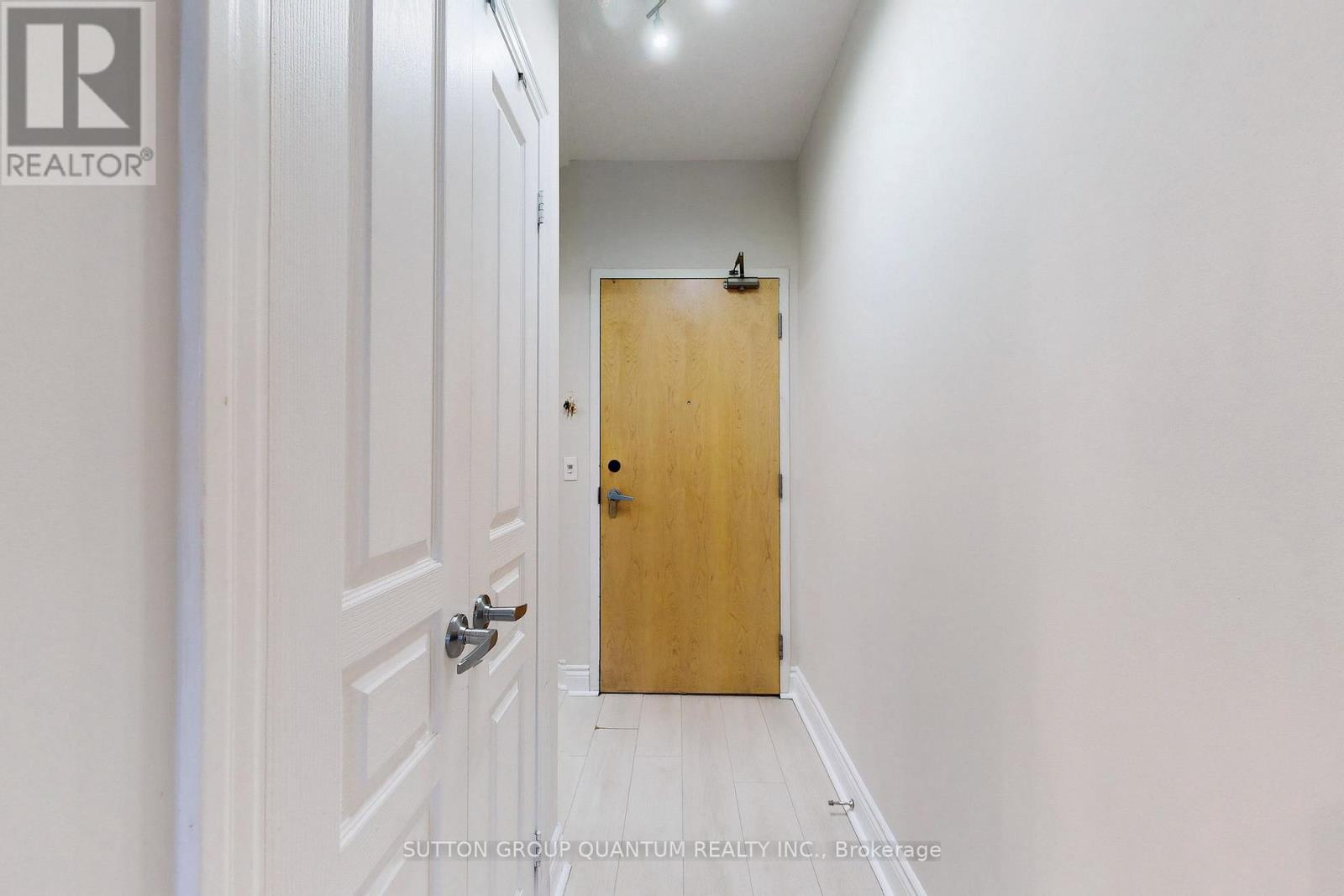 701 - 3939 Duke Of York Boulevard, Mississauga, Ontario  L5B 4N2 - Photo 4 - W12907872