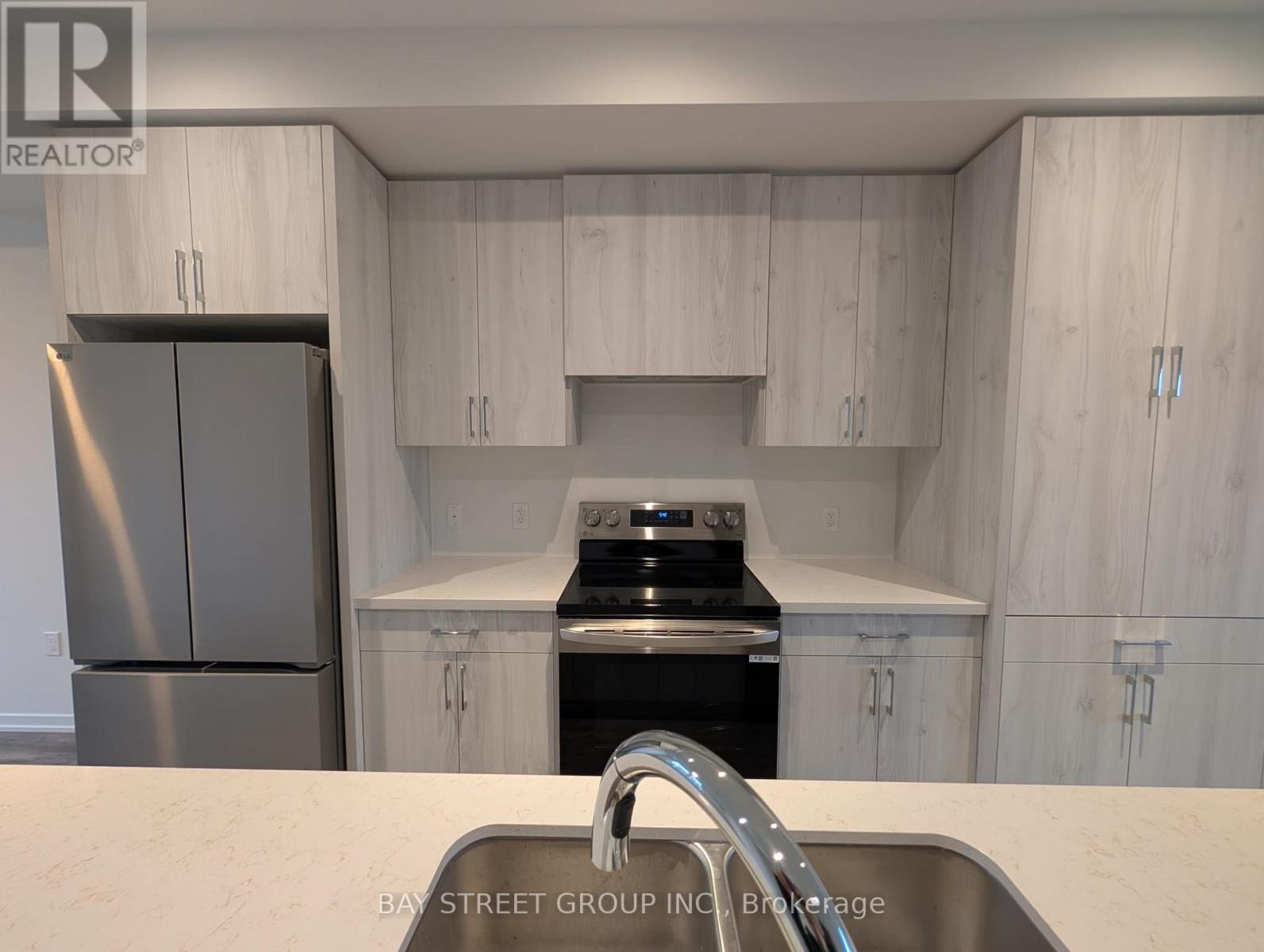 23 Helmkay Avenue, Richmond Hill, Ontario  L4E 3R4 - Photo 4 - N12907928