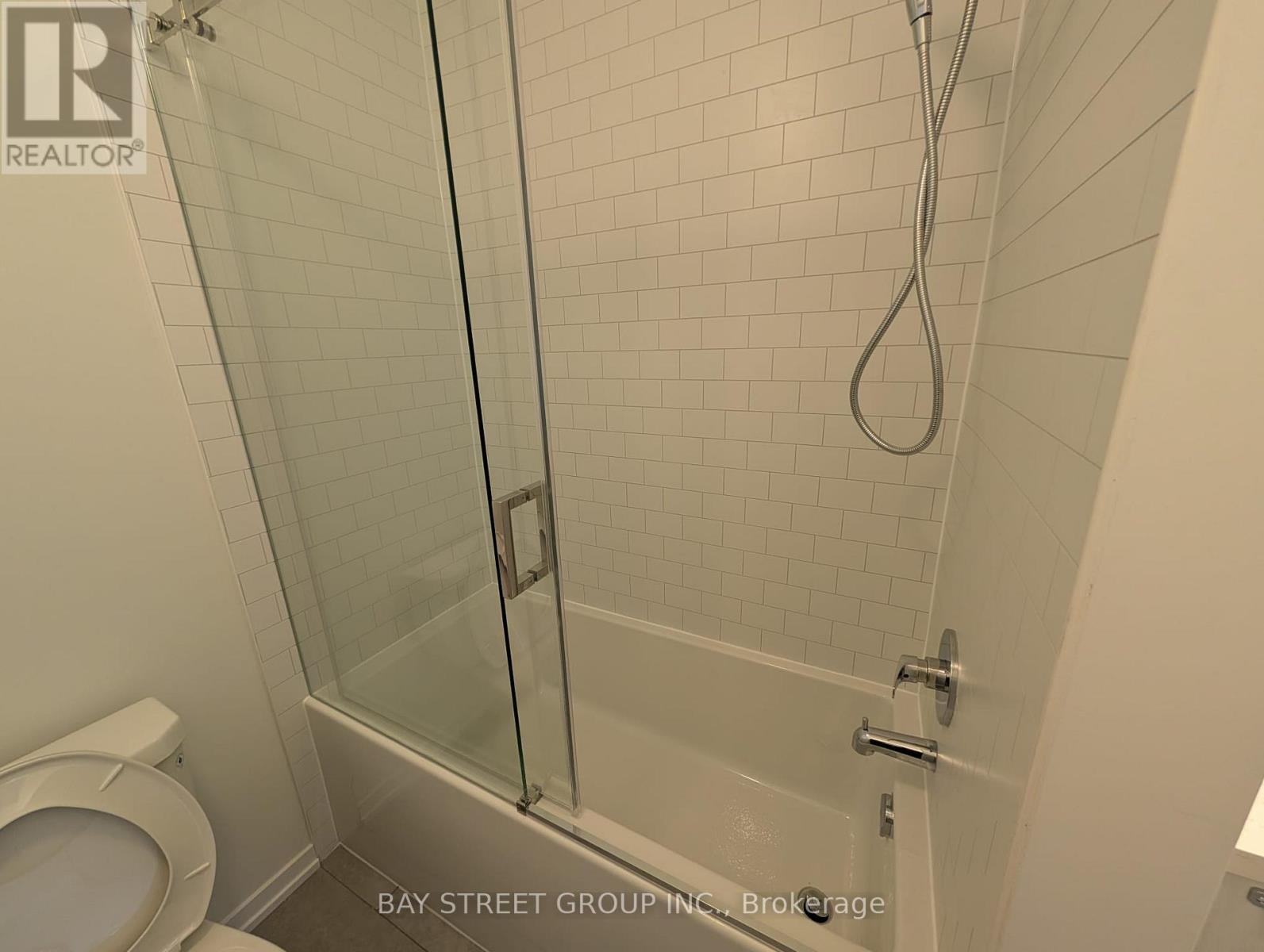 23 Helmkay Avenue, Richmond Hill, Ontario  L4E 3R4 - Photo 5 - N12907928