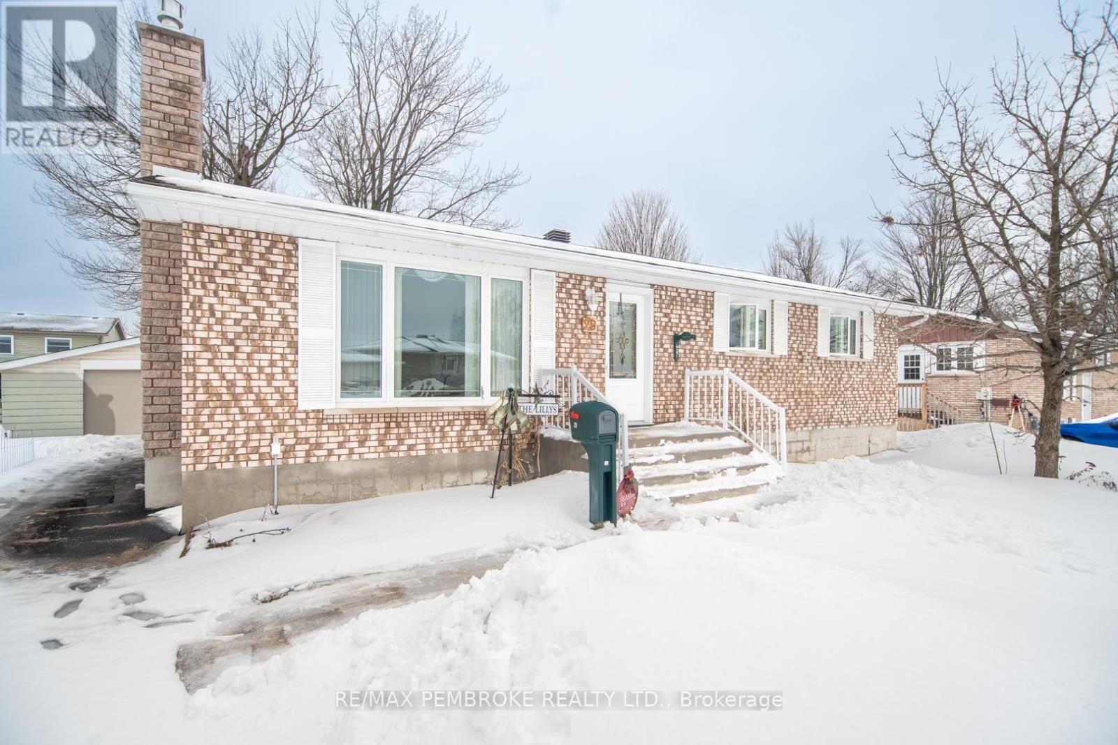 29 Lisa Crescent, Petawawa, Ontario  K8H 2Z8 - Photo 2 - X12907976