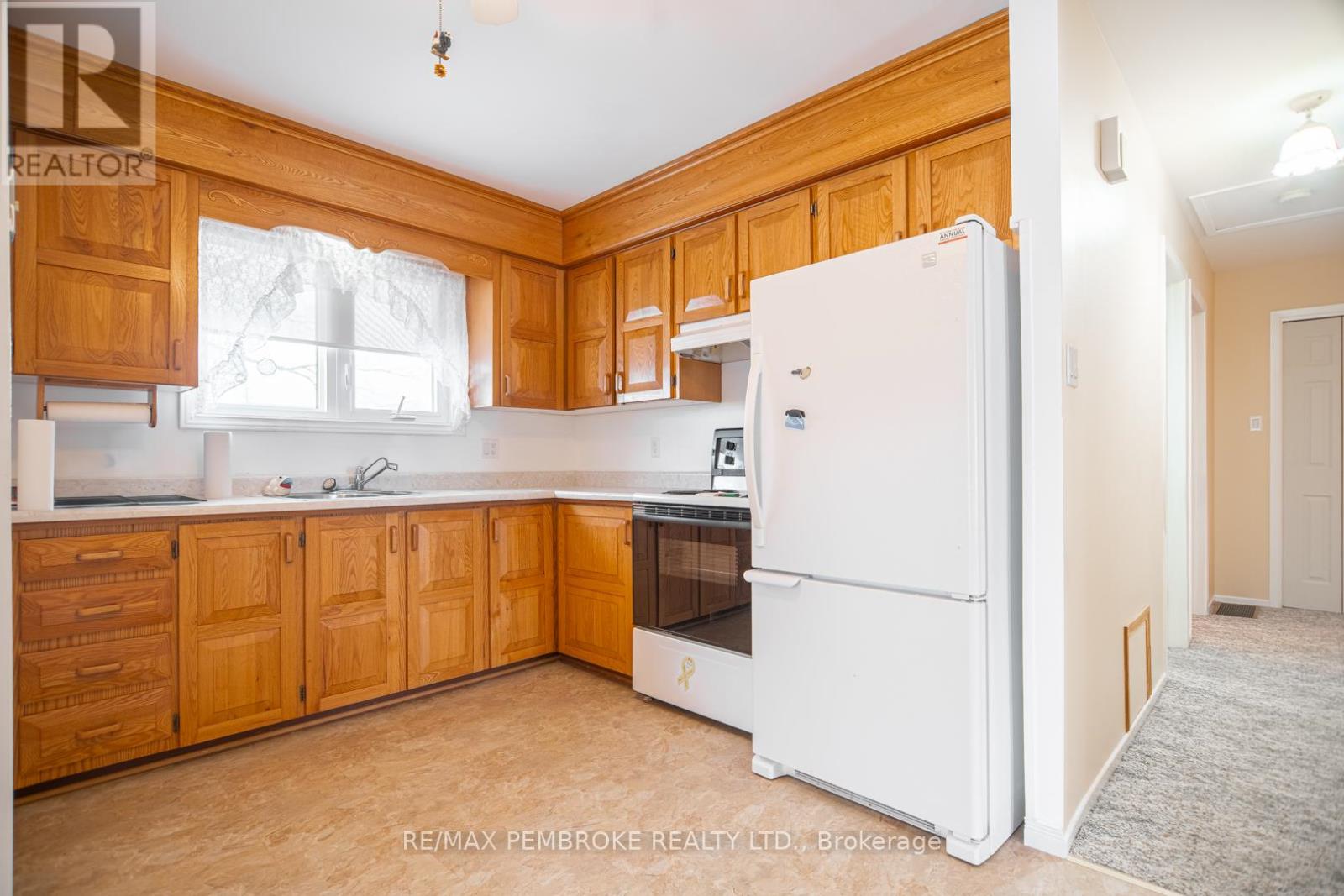 29 Lisa Crescent, Petawawa, Ontario  K8H 2Z8 - Photo 3 - X12907976