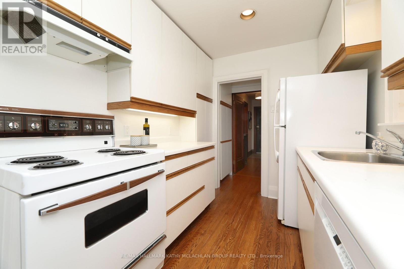 93 Donegall Drive, Toronto, Ontario  M4G 3G9 - Photo 9 - C12907990