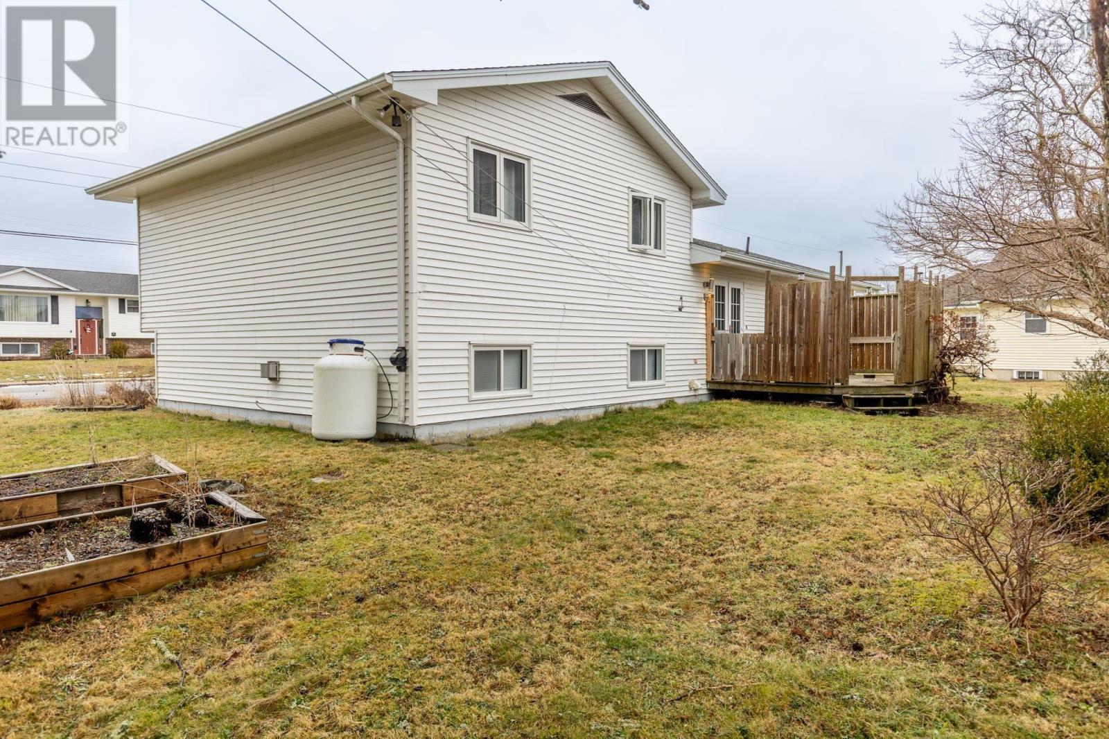 10 Sprucewood Drive, Yarmouth, Nova Scotia  B5A 4J9 - Photo 3 - 202600598