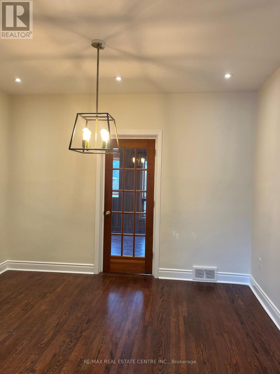 51 Inglewood Drive, Mississauga, Ontario  L5G 1X7 - Photo 3 - W12900042