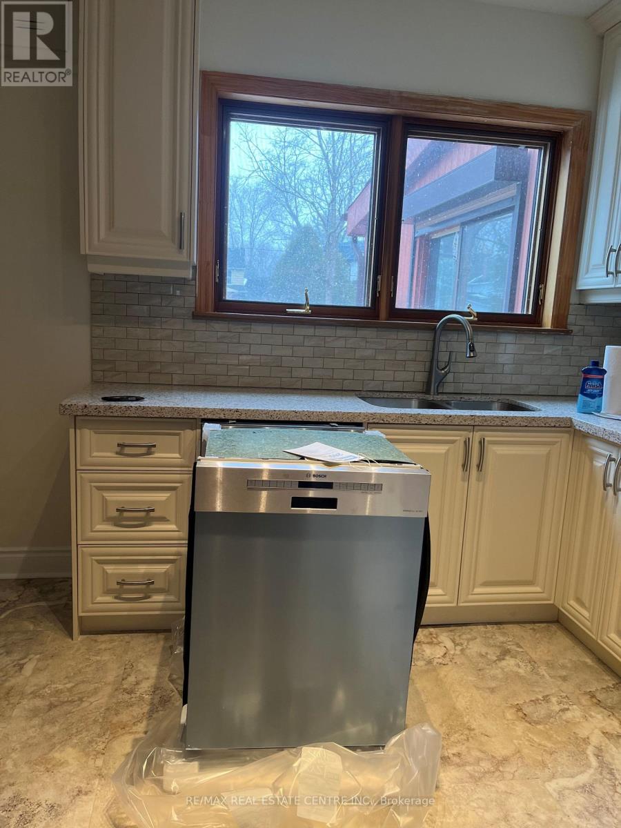 51 Inglewood Drive, Mississauga, Ontario  L5G 1X7 - Photo 19 - W12900042