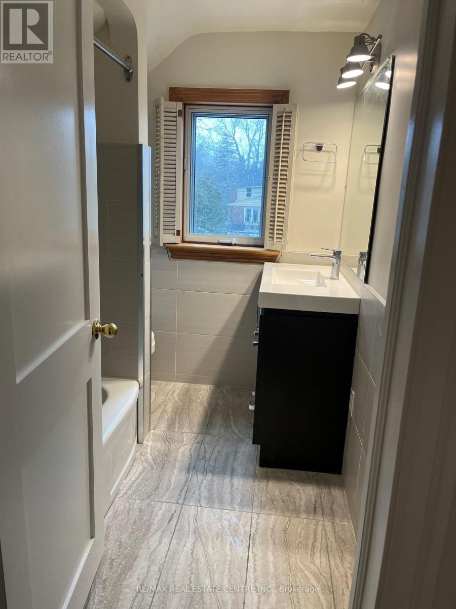 51 Inglewood Drive, Mississauga, Ontario  L5G 1X7 - Photo 9 - W12900042