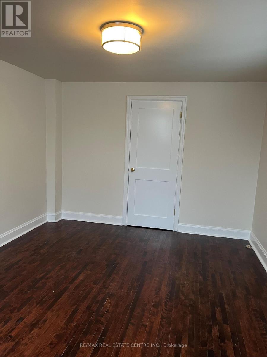 51 Inglewood Drive, Mississauga, Ontario  L5G 1X7 - Photo 5 - W12900042