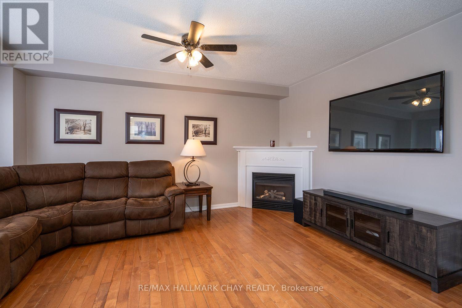 73 Stonemount Crescent, Essa (Angus), Ontario  L0M 1B4 - Photo 3 - N12908004