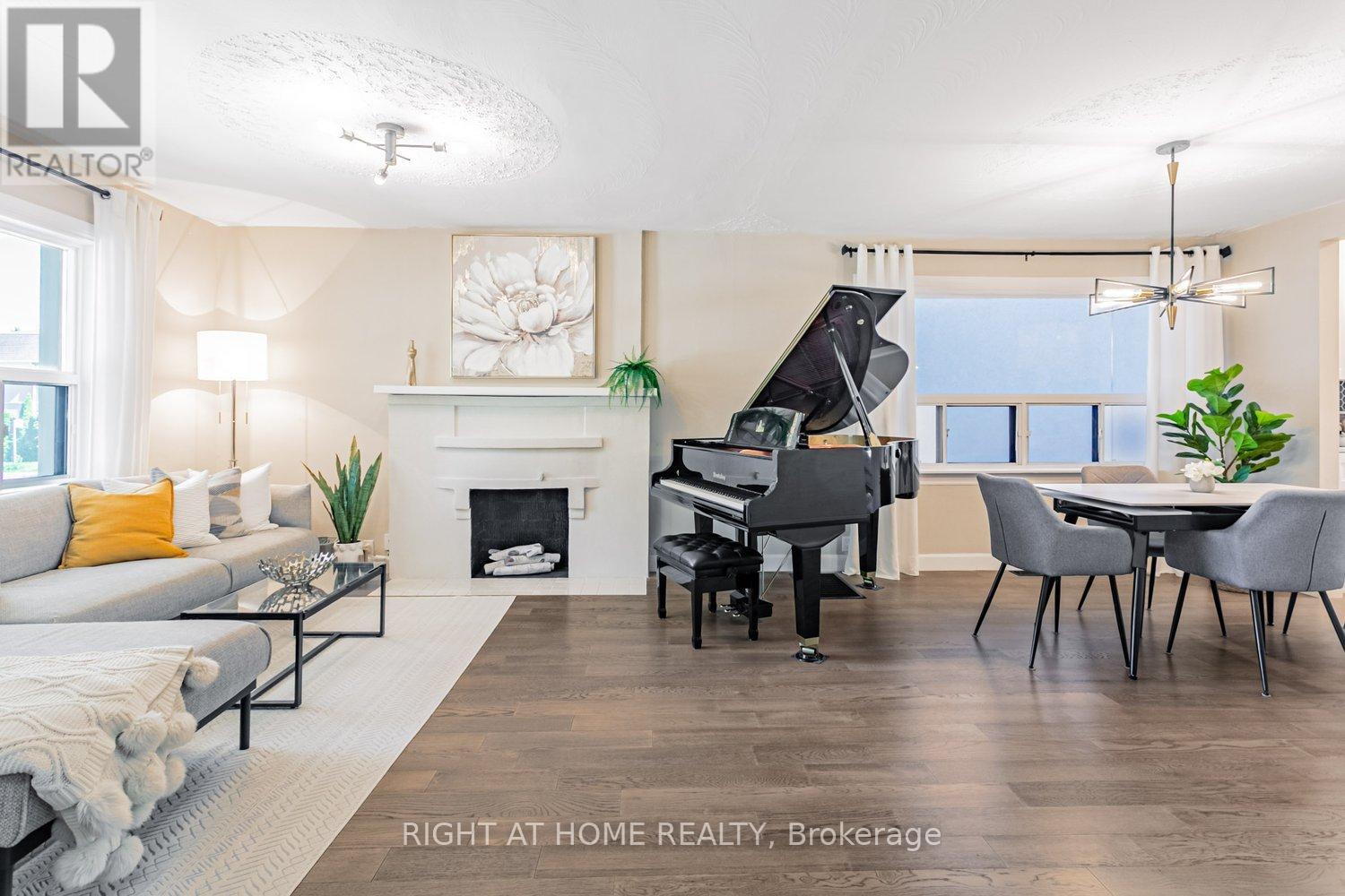 46 Clissold Road, Toronto, Ontario  M8Z 4T5 - Photo 3 - W12907936