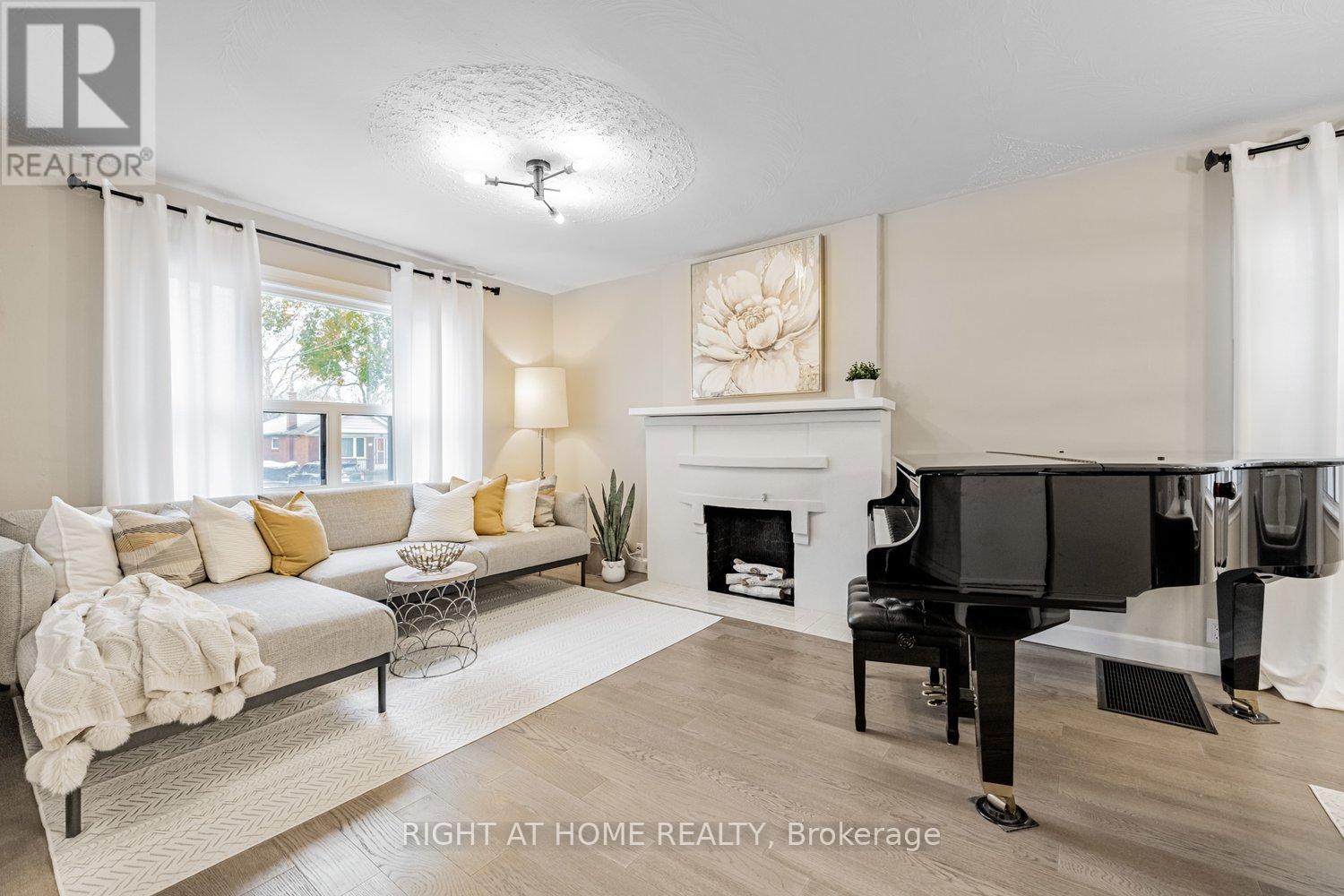 46 Clissold Road, Toronto, Ontario  M8Z 4T5 - Photo 5 - W12907936