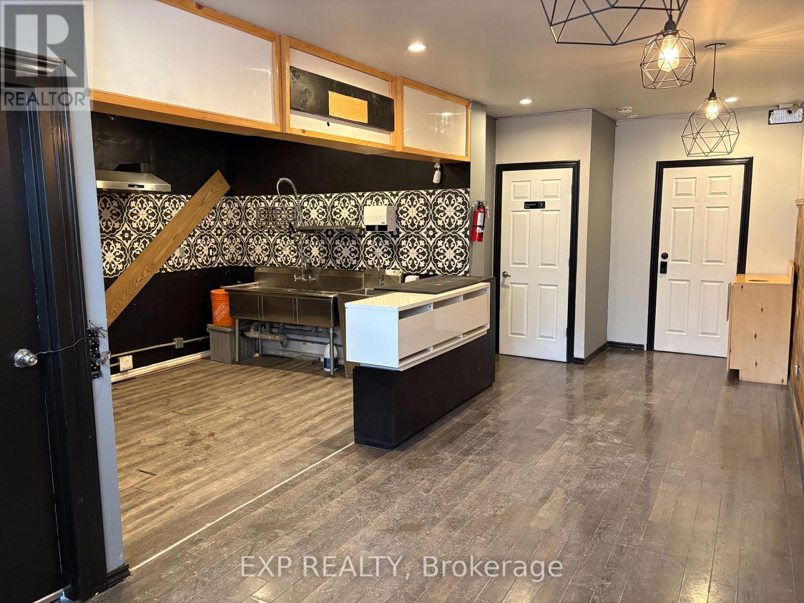 1927 Davenport Road E, Toronto, Ontario  M6N 1C3 - Photo 3 - W12907988