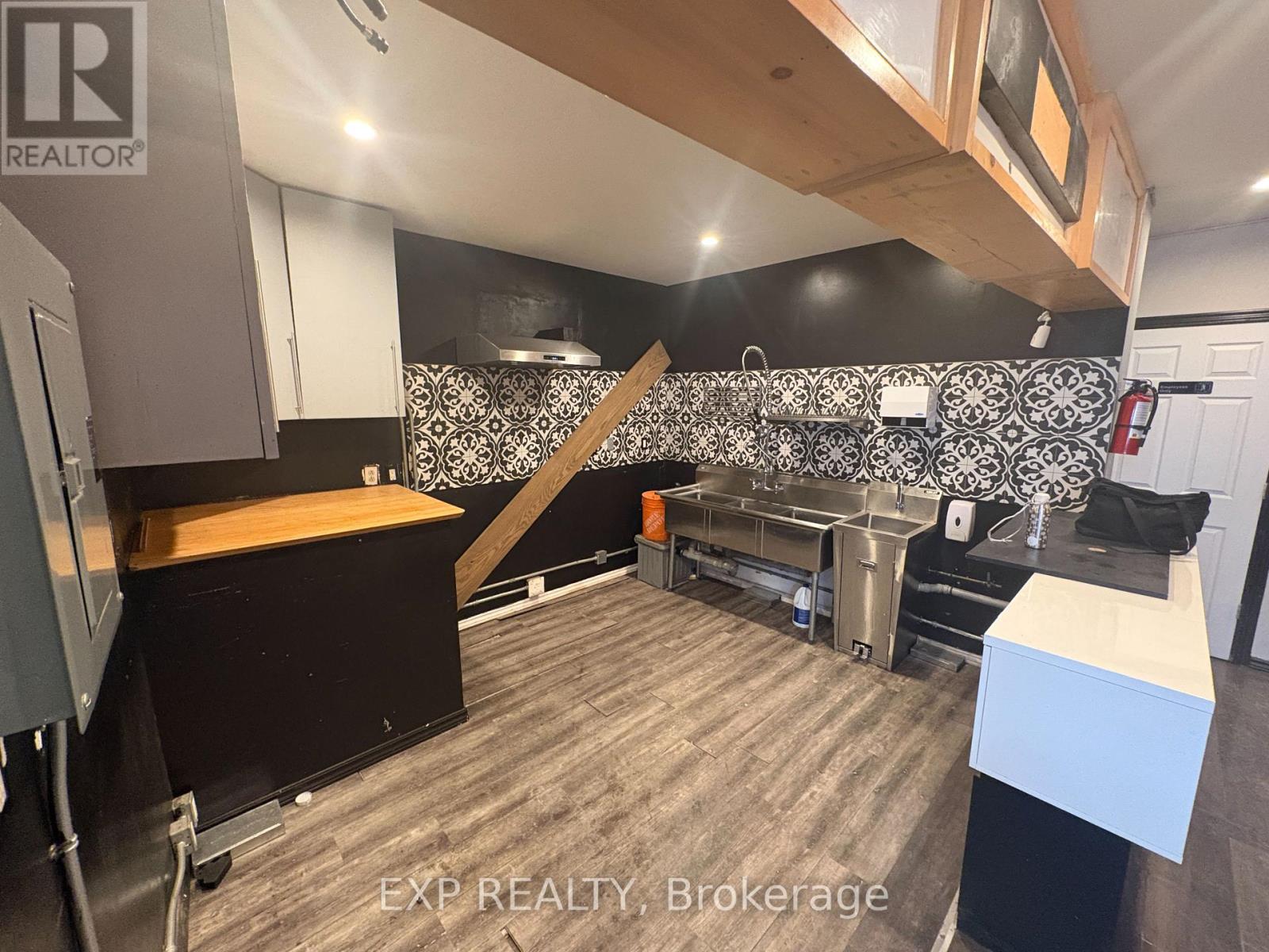 1927 Davenport Road E, Toronto, Ontario  M6N 1C3 - Photo 4 - W12907988