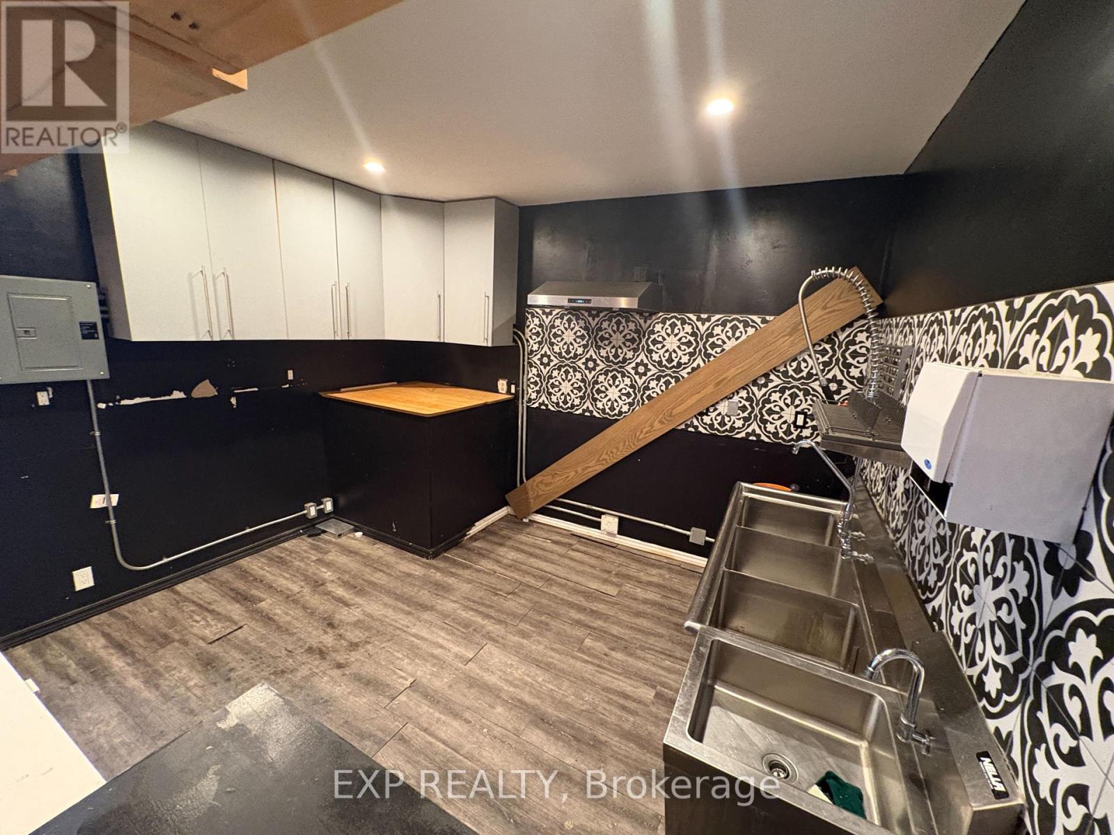 1927 Davenport Road E, Toronto, Ontario  M6N 1C3 - Photo 7 - W12907988