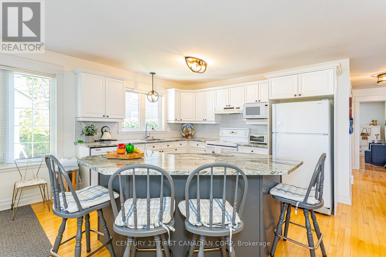 12 Harbour Park Court, Lambton Shores, Ontario  M0M 1T0 - Photo 13 - X12908076