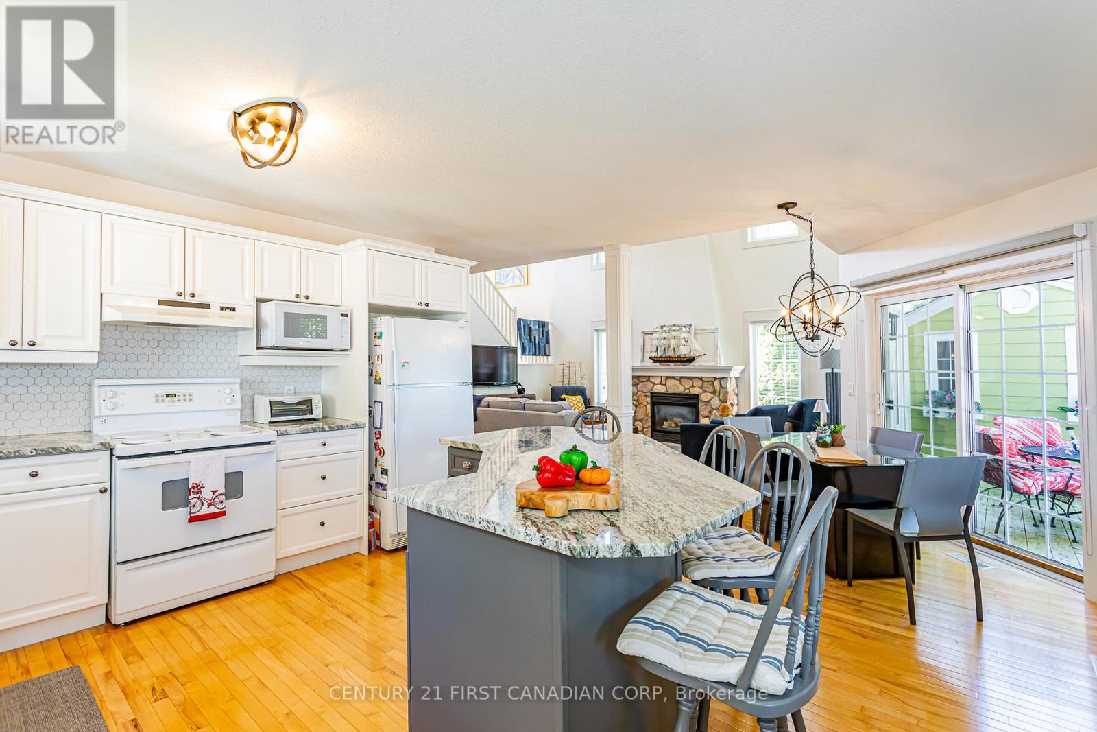 12 Harbour Park Court, Lambton Shores, Ontario  M0M 1T0 - Photo 15 - X12908076