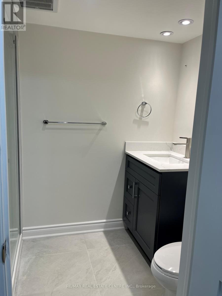 51 Inglewood Drive, Mississauga, Ontario  L5G 1X7 - Photo 17 - W12900042