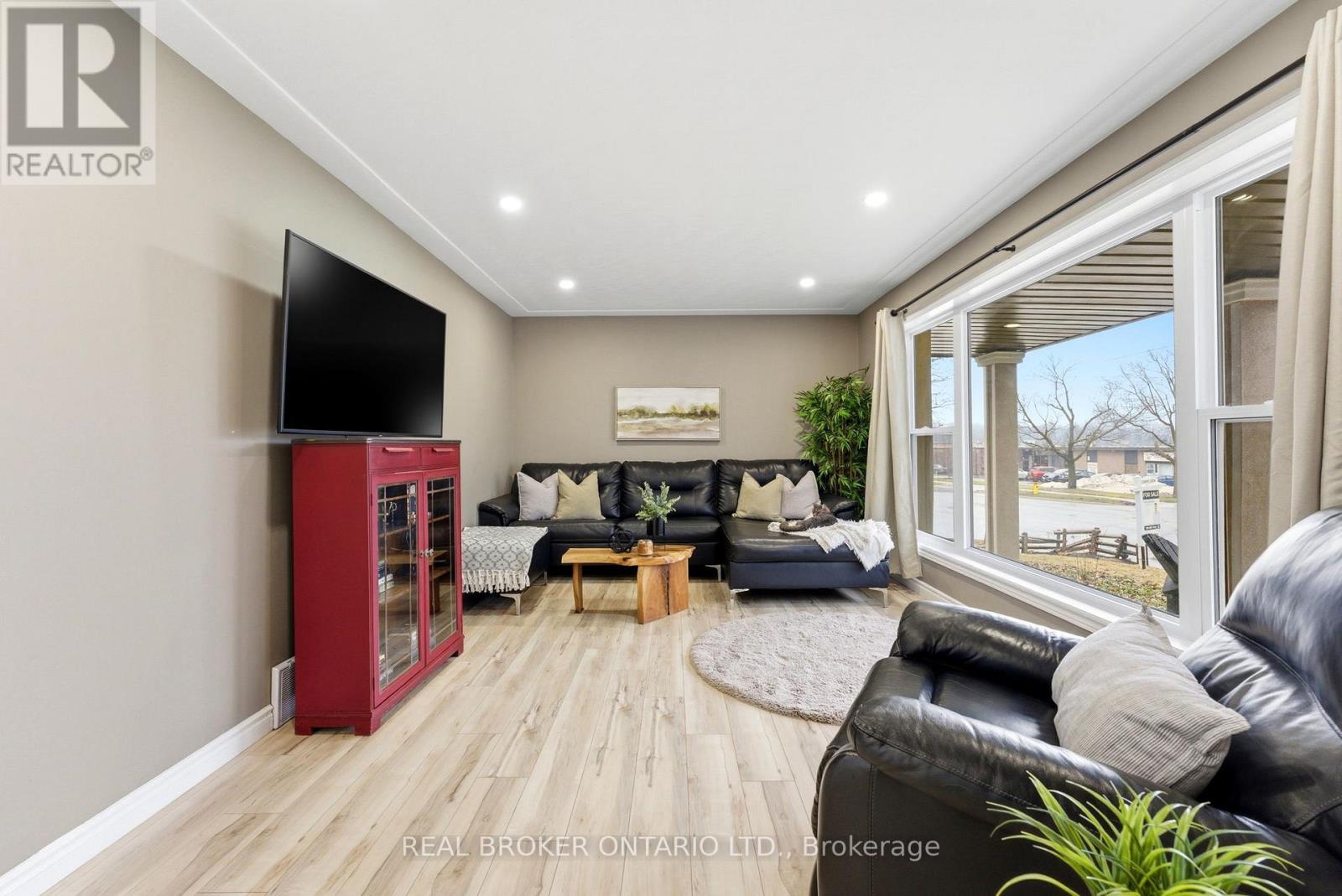 300 Stonybrook Drive, Kitchener, Ontario  N2M 4M2 - Photo 5 - X12908030