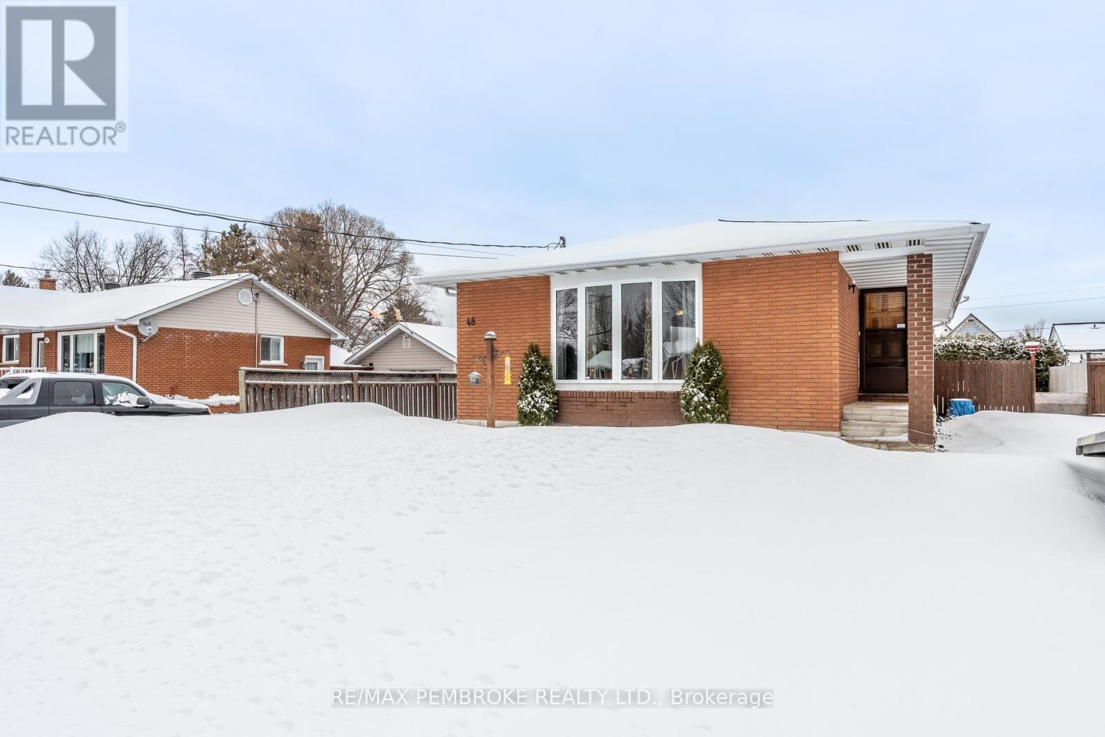 48 SELKIRK STREET, Petawawa, Ontario