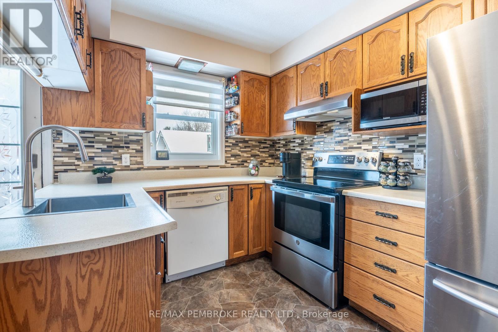 48 Selkirk Street, Petawawa, Ontario  K8H 1P2 - Photo 11 - X12908128