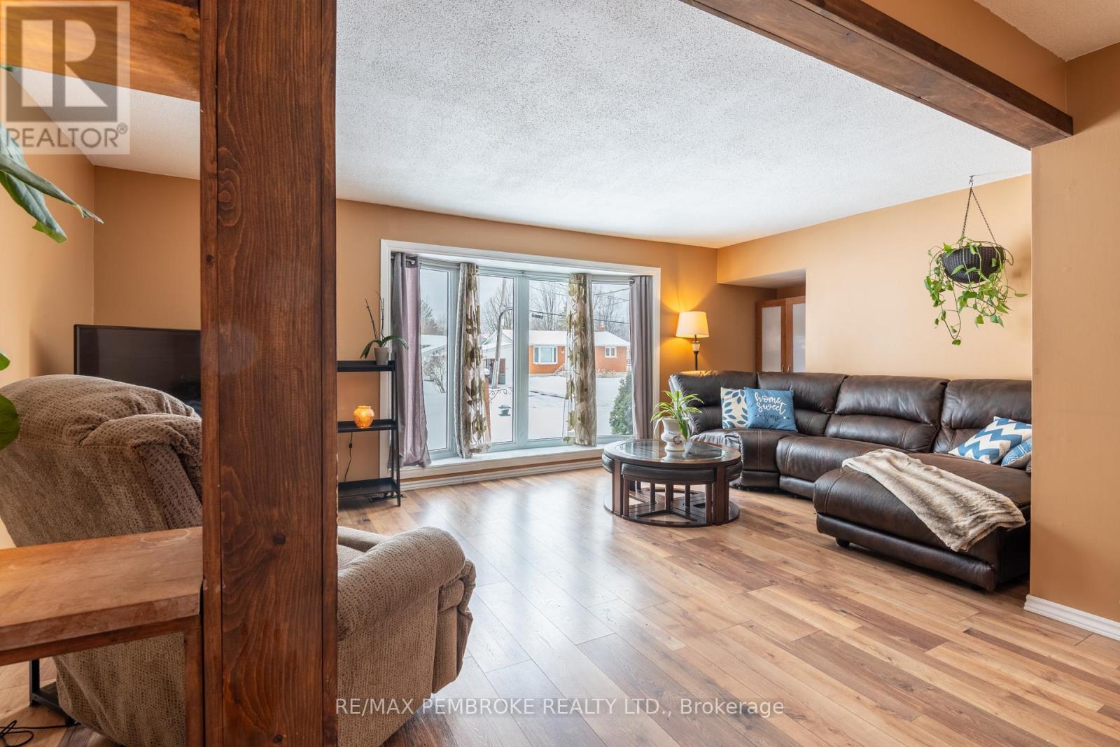 48 Selkirk Street, Petawawa, Ontario  K8H 1P2 - Photo 12 - X12908128