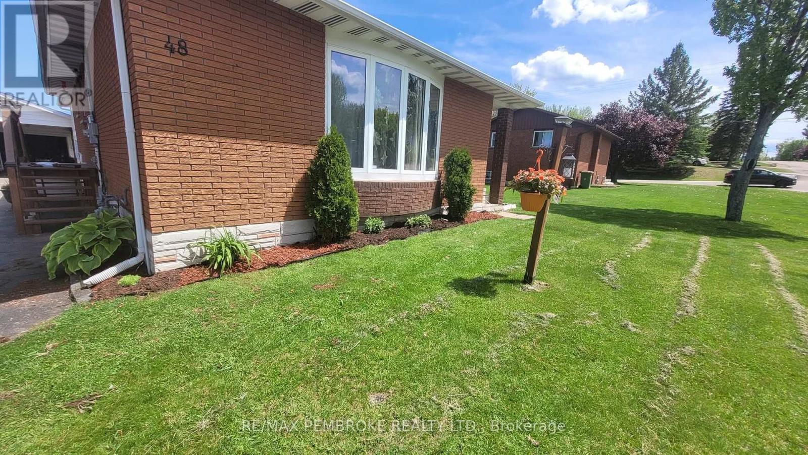 48 Selkirk Street, Petawawa, Ontario  K8H 1P2 - Photo 2 - X12908128
