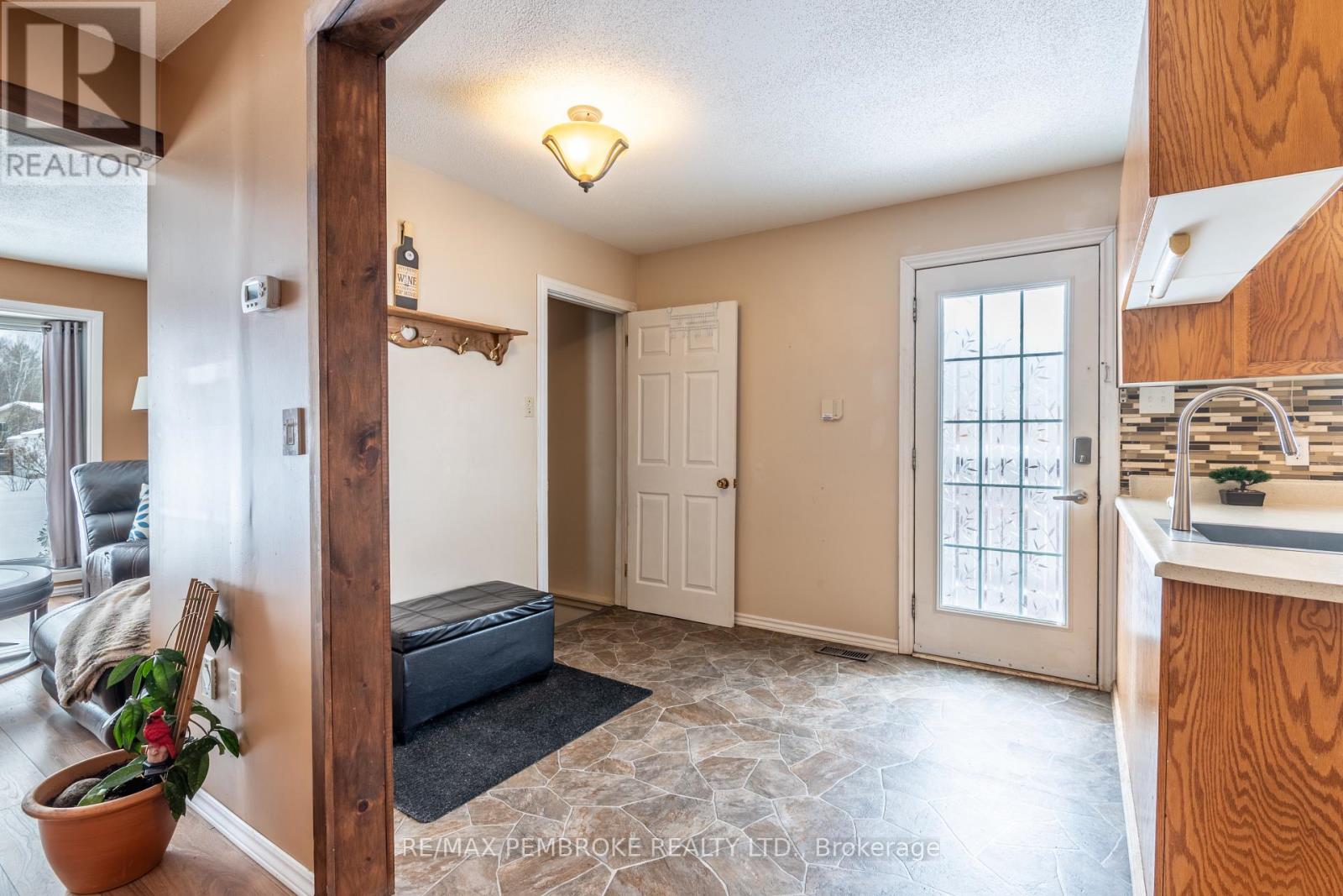 48 Selkirk Street, Petawawa, Ontario  K8H 1P2 - Photo 6 - X12908128