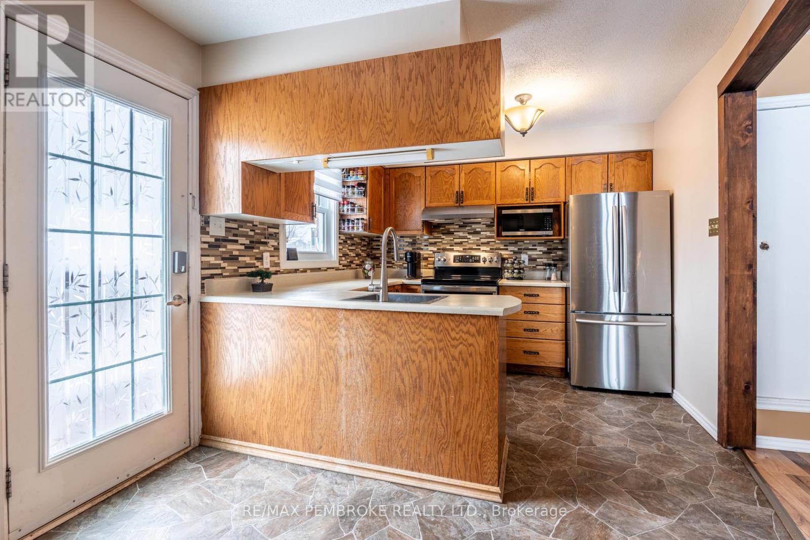 48 Selkirk Street, Petawawa, Ontario  K8H 1P2 - Photo 7 - X12908128