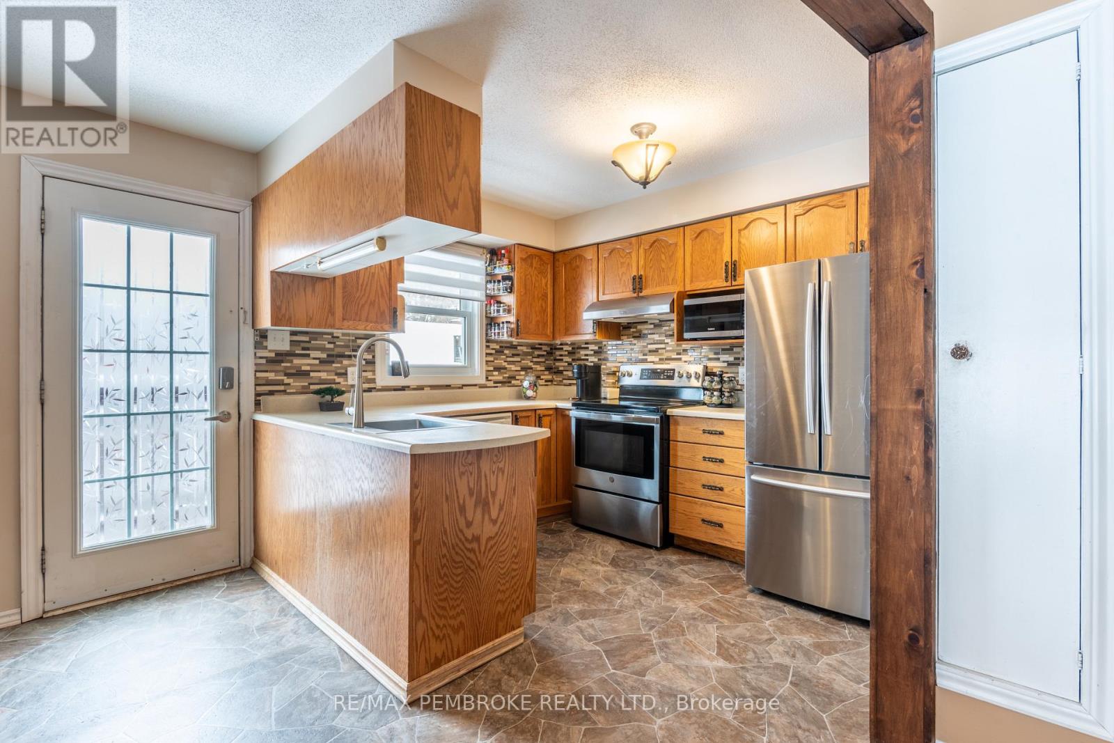 48 Selkirk Street, Petawawa, Ontario  K8H 1P2 - Photo 8 - X12908128