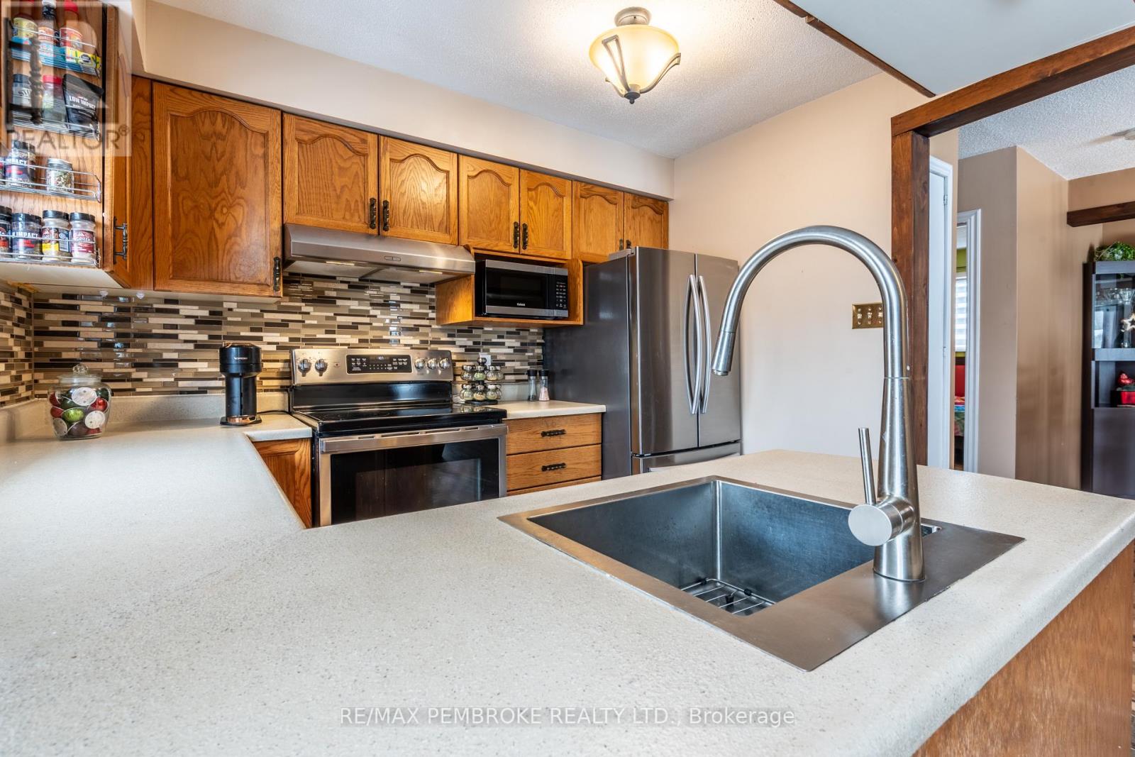 48 Selkirk Street, Petawawa, Ontario  K8H 1P2 - Photo 9 - X12908128