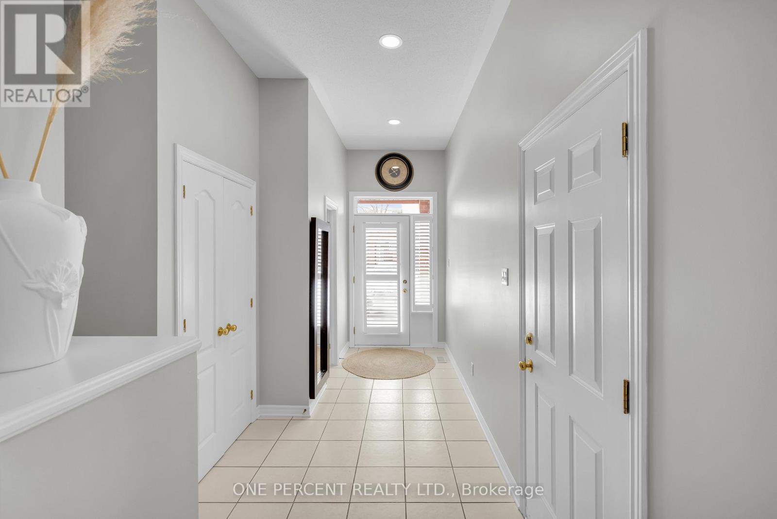 411 Cache Bay Crescent, Ottawa, Ontario  K1T 4H3 - Photo 4 - X12908148