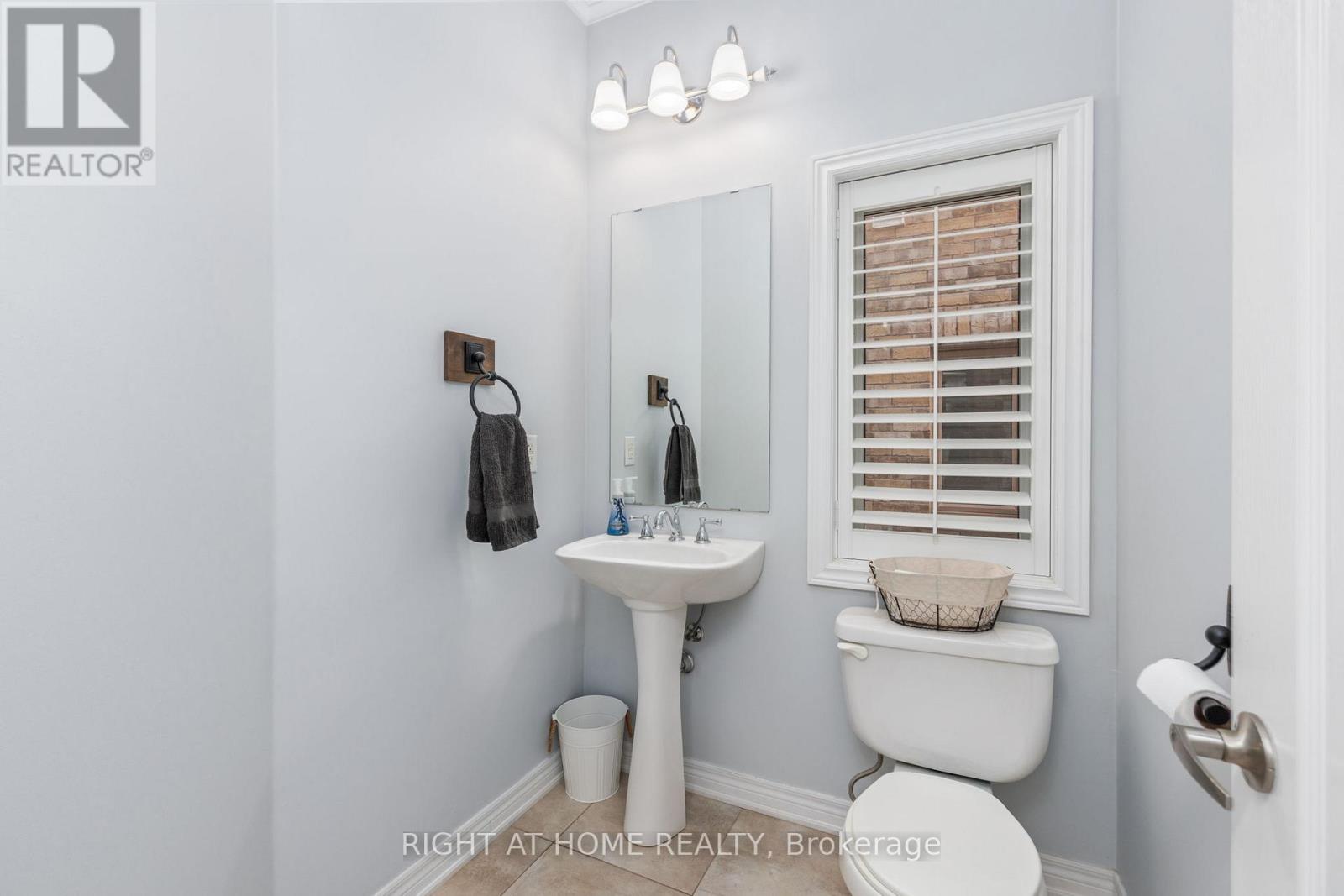 2230 Kwinter Road, Oakville, Ontario  L6M 0G1 - Photo 8 - W12881834