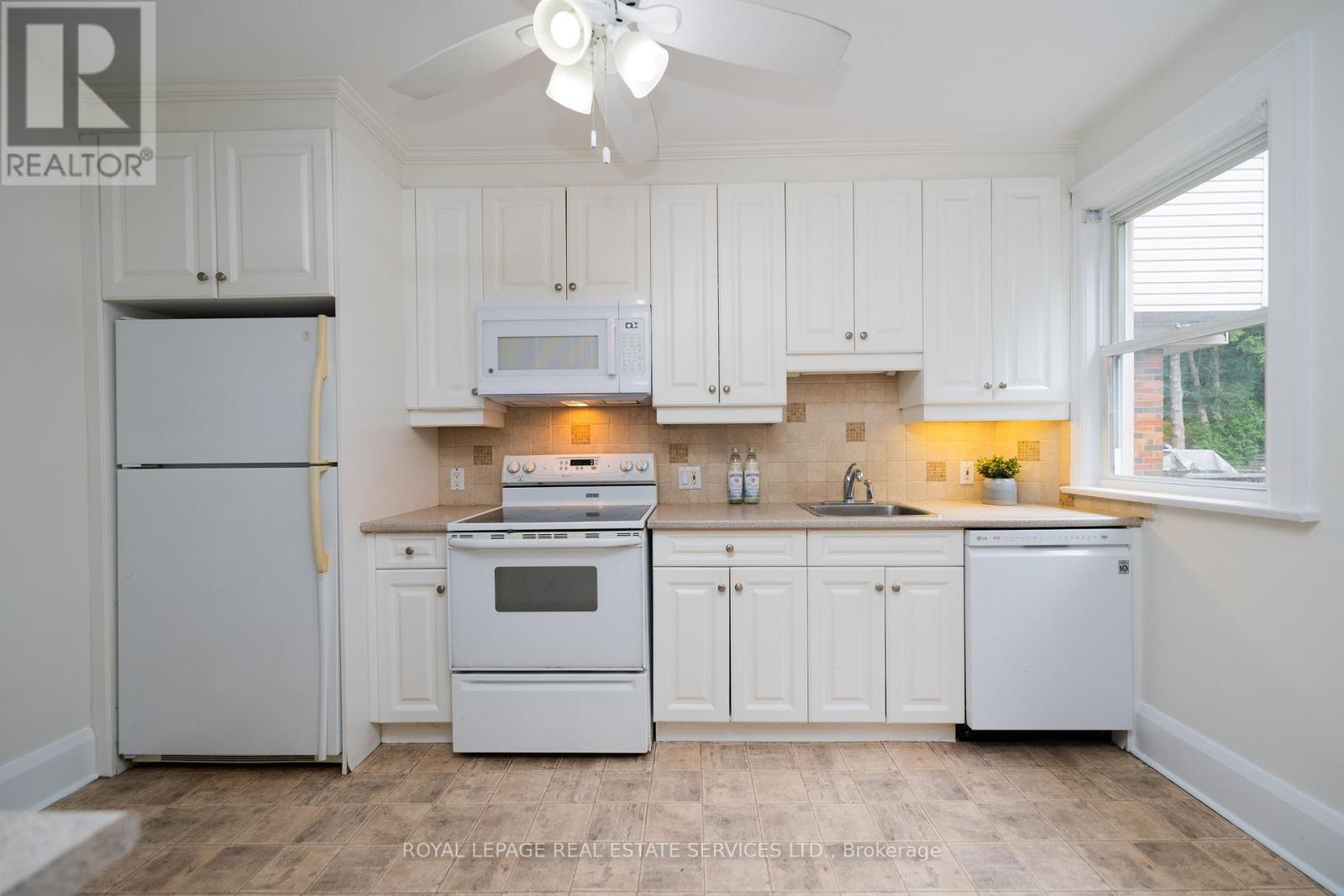 341 Old Orchard Grove, Toronto, Ontario  M5M 2E7 - Photo 15 - C12908150