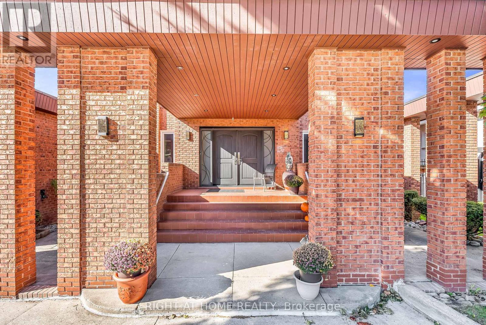 373 Firglen Ridge, Vaughan, Ontario  L4L 1N6 - Photo 2 - N12908178