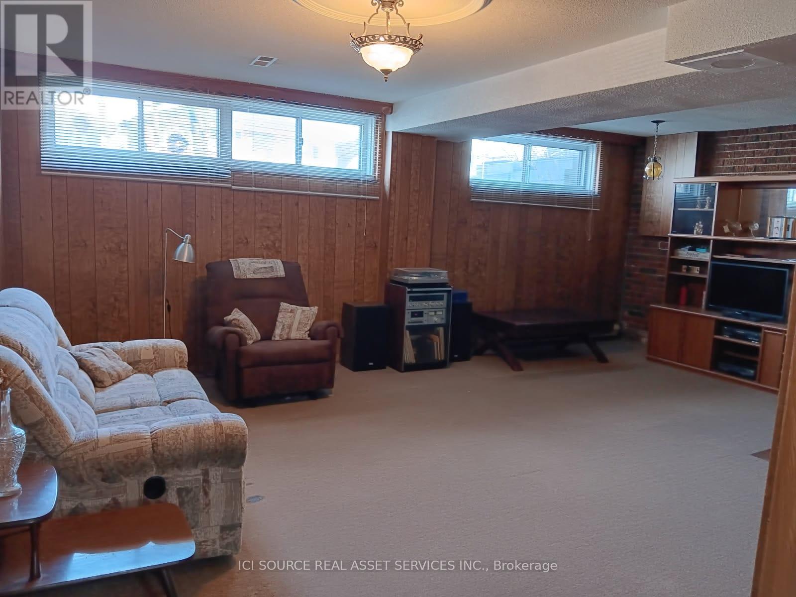 73 Burr Avenue, Toronto, Ontario  M6L 1V3 - Photo 14 - W12908144