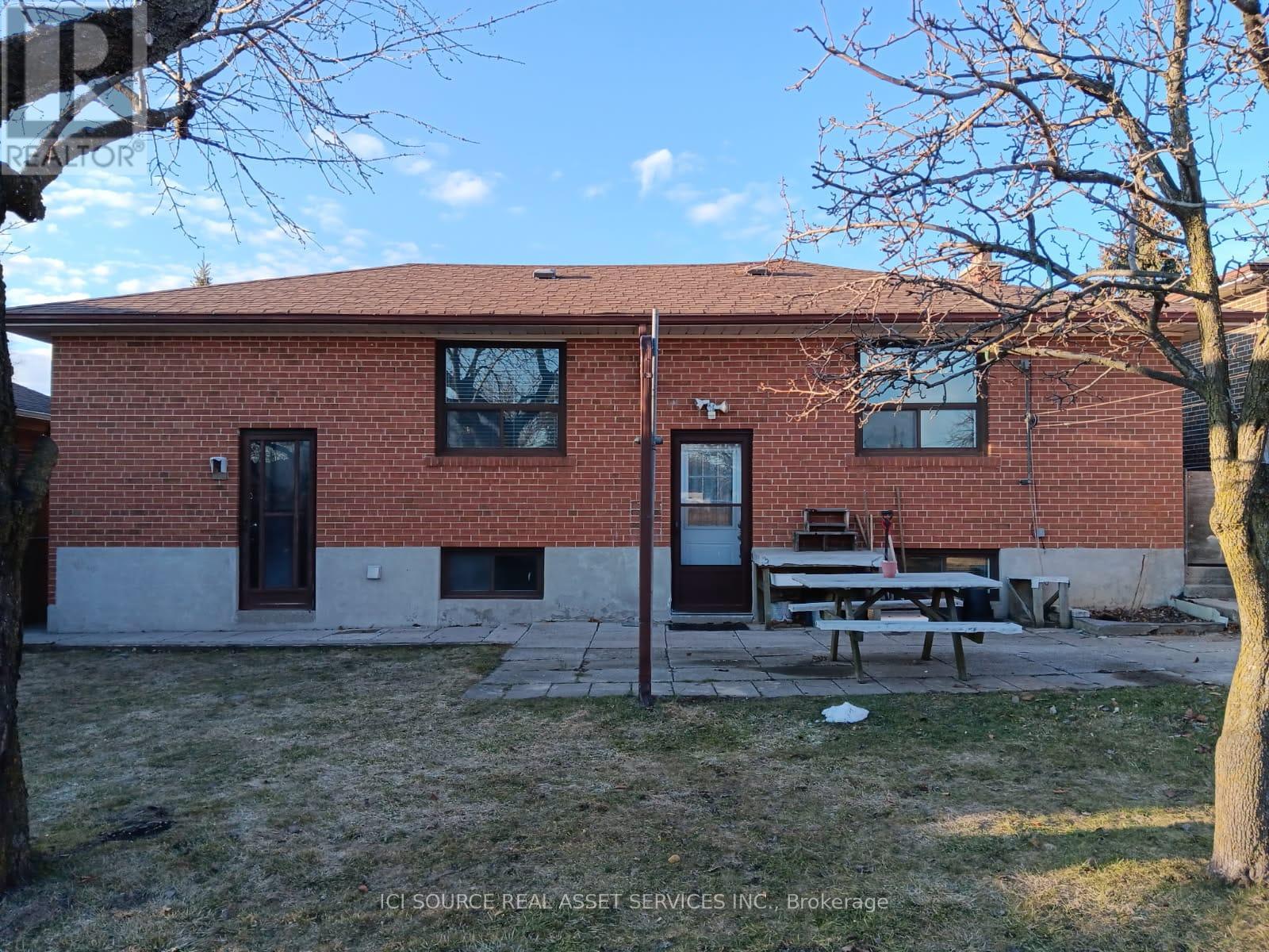 73 Burr Avenue, Toronto, Ontario  M6L 1V3 - Photo 2 - W12908144