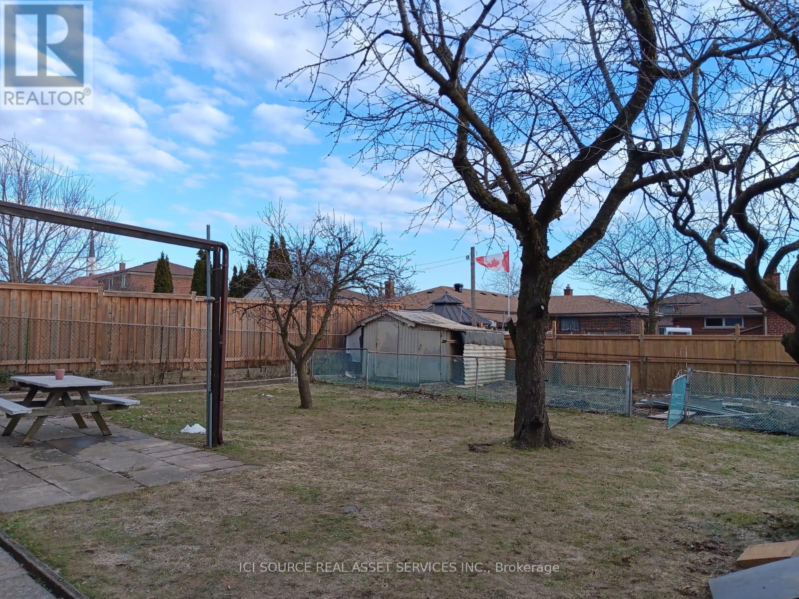 73 Burr Avenue, Toronto, Ontario  M6L 1V3 - Photo 3 - W12908144