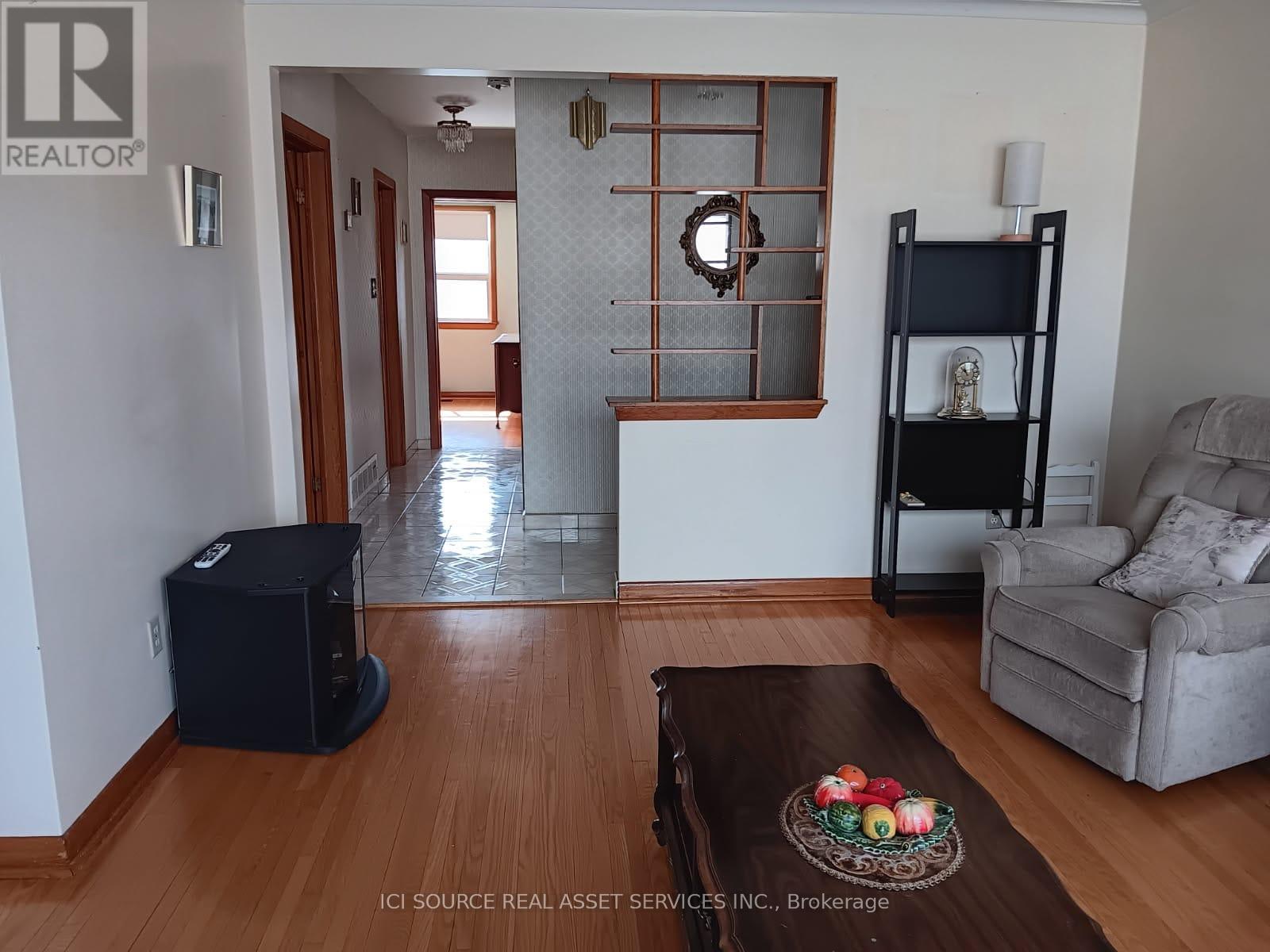 73 Burr Avenue, Toronto, Ontario  M6L 1V3 - Photo 5 - W12908144