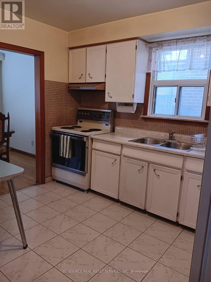 73 Burr Avenue, Toronto, Ontario  M6L 1V3 - Photo 7 - W12908144