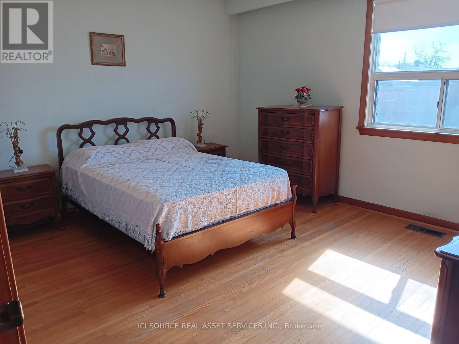 73 Burr Avenue, Toronto, Ontario  M6L 1V3 - Photo 9 - W12908144