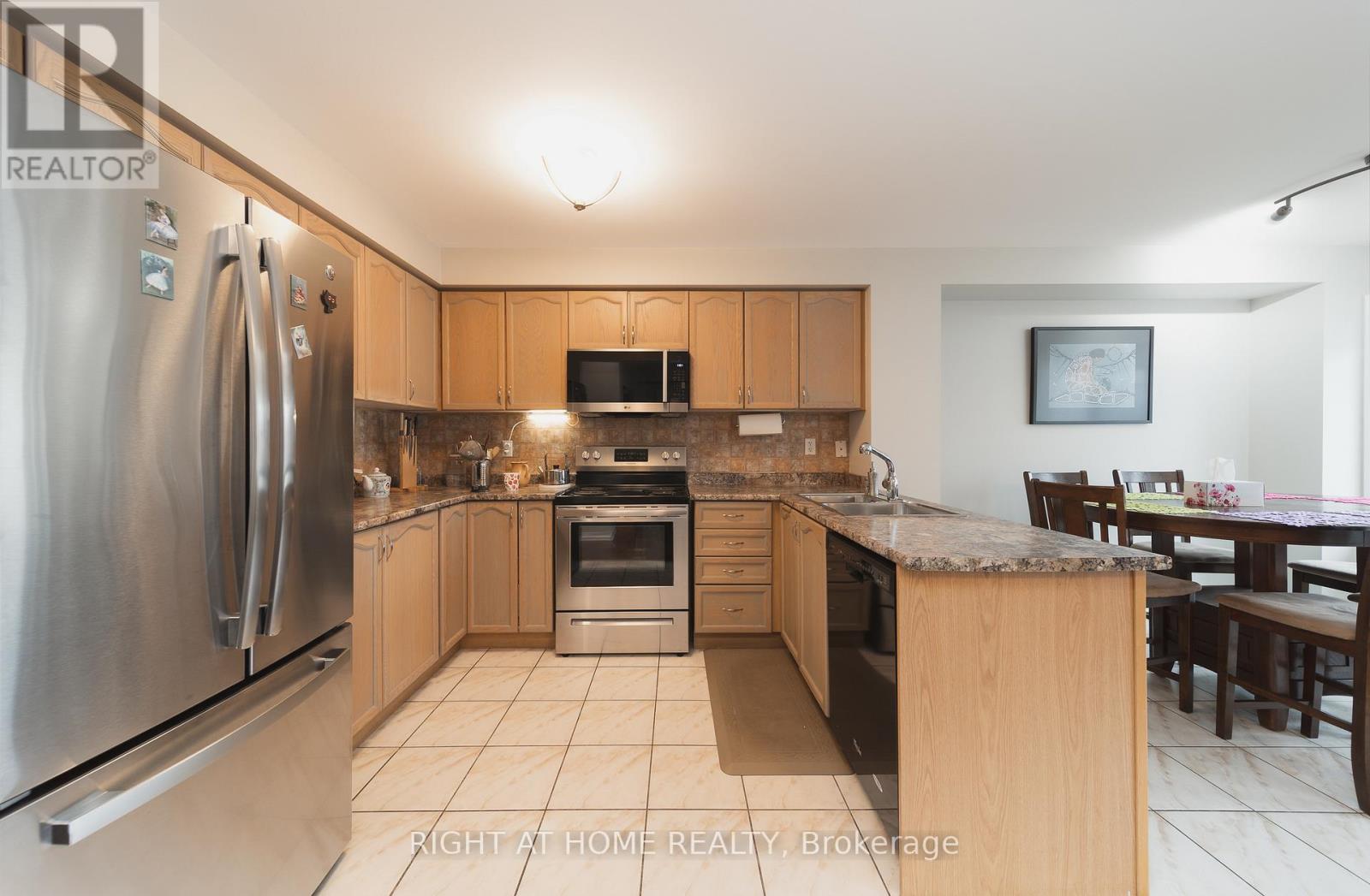 1251 Lamont Crescent, Milton, Ontario  L9T 6W4 - Photo 5 - W12908180