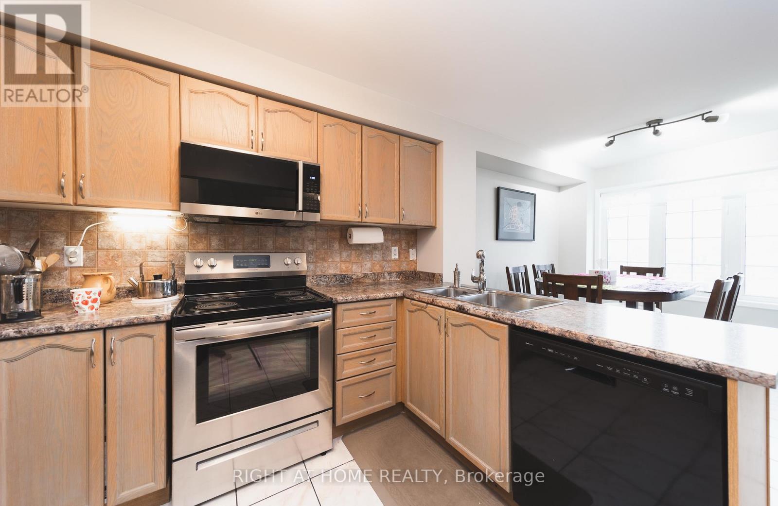 1251 Lamont Crescent, Milton, Ontario  L9T 6W4 - Photo 7 - W12908180