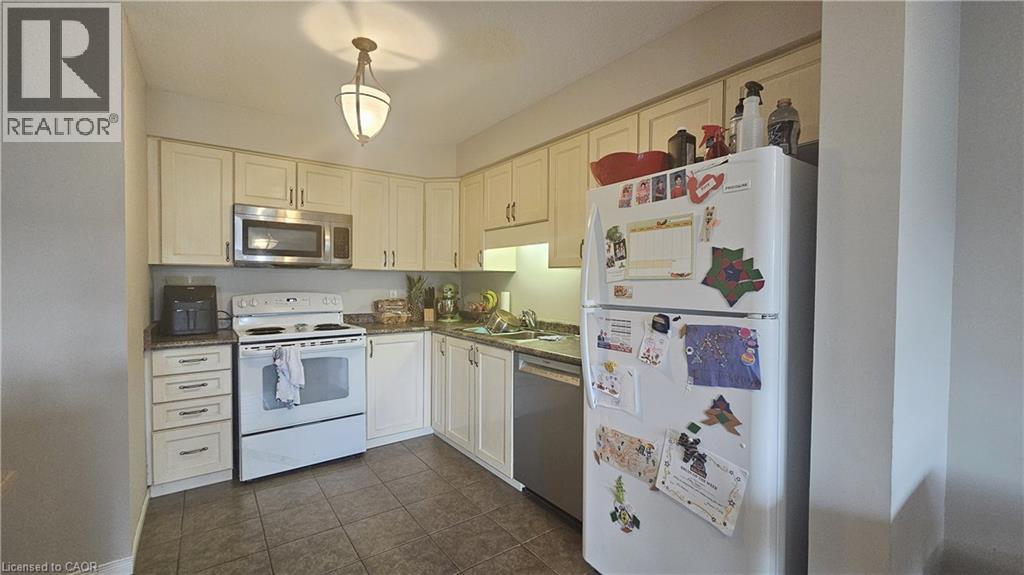 216 Featherstone Crescent, Kitchener, Ontario  N2R 1Z3 - Photo 4 - 40813981