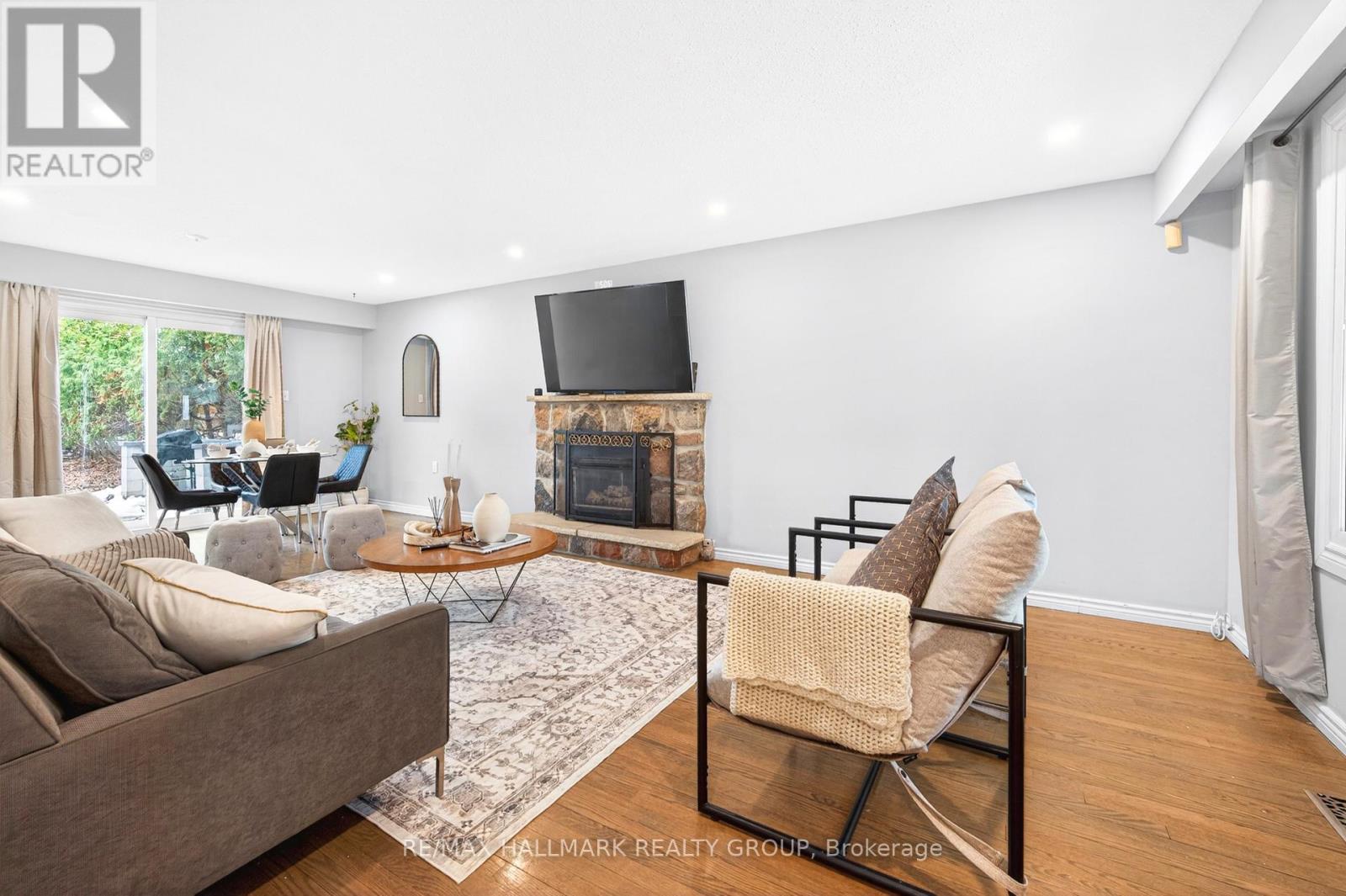 1930 Southampton Court, Ottawa, Ontario  K2C 0W4 - Photo 3 - X12876098